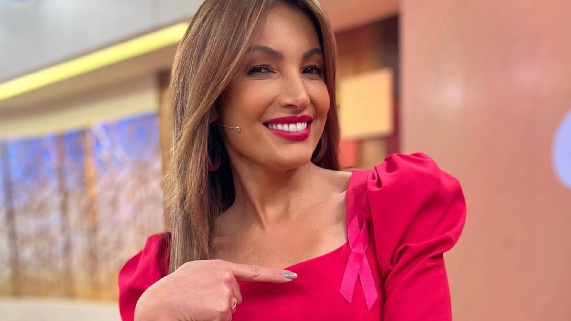 Patrícia Poeta surge com look rosa para programa especial do ‘Encontro’