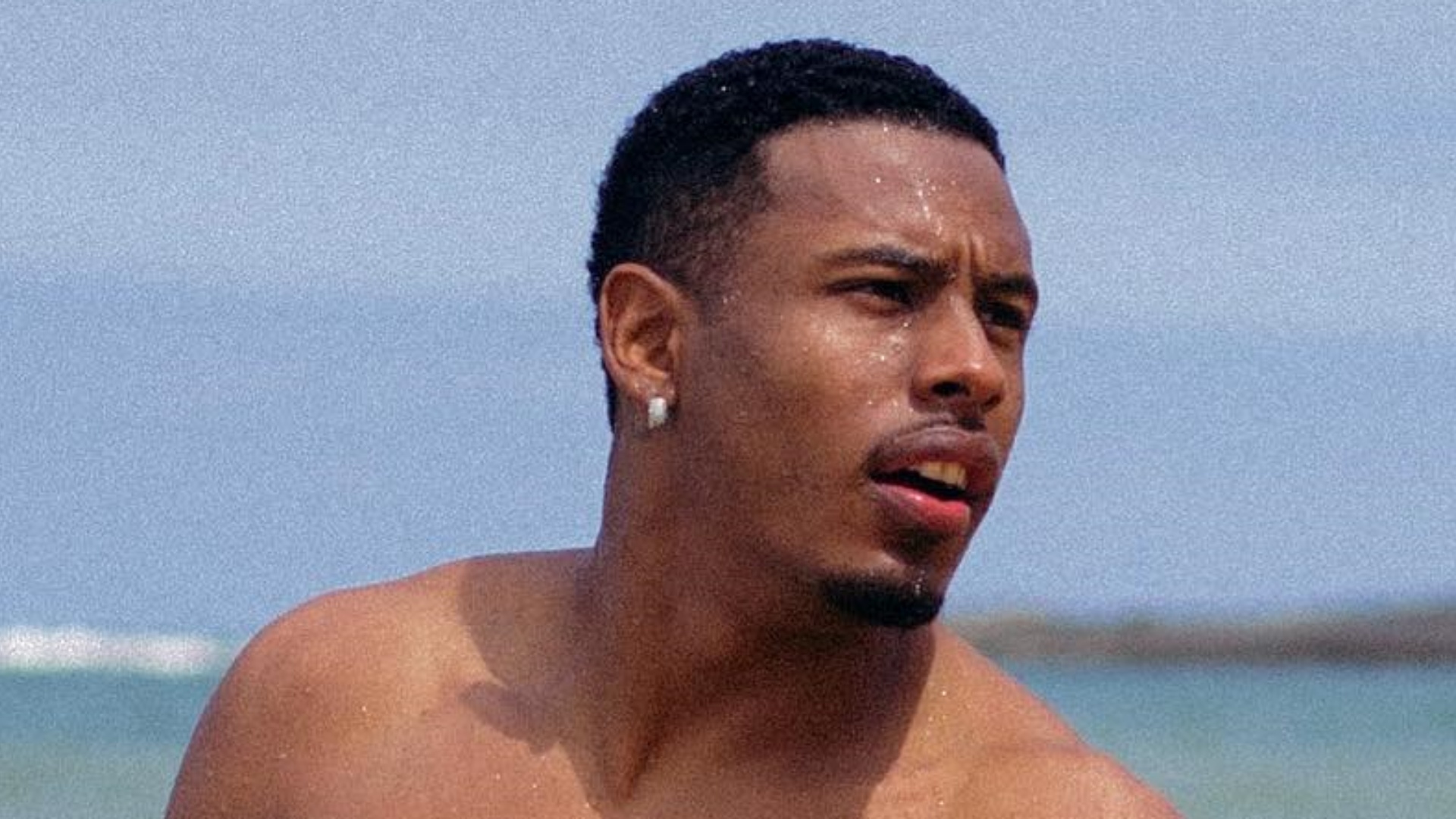 Sem camisa, Paulo André exibe corpo sarado em dia de praia: “Perfeito demais”
