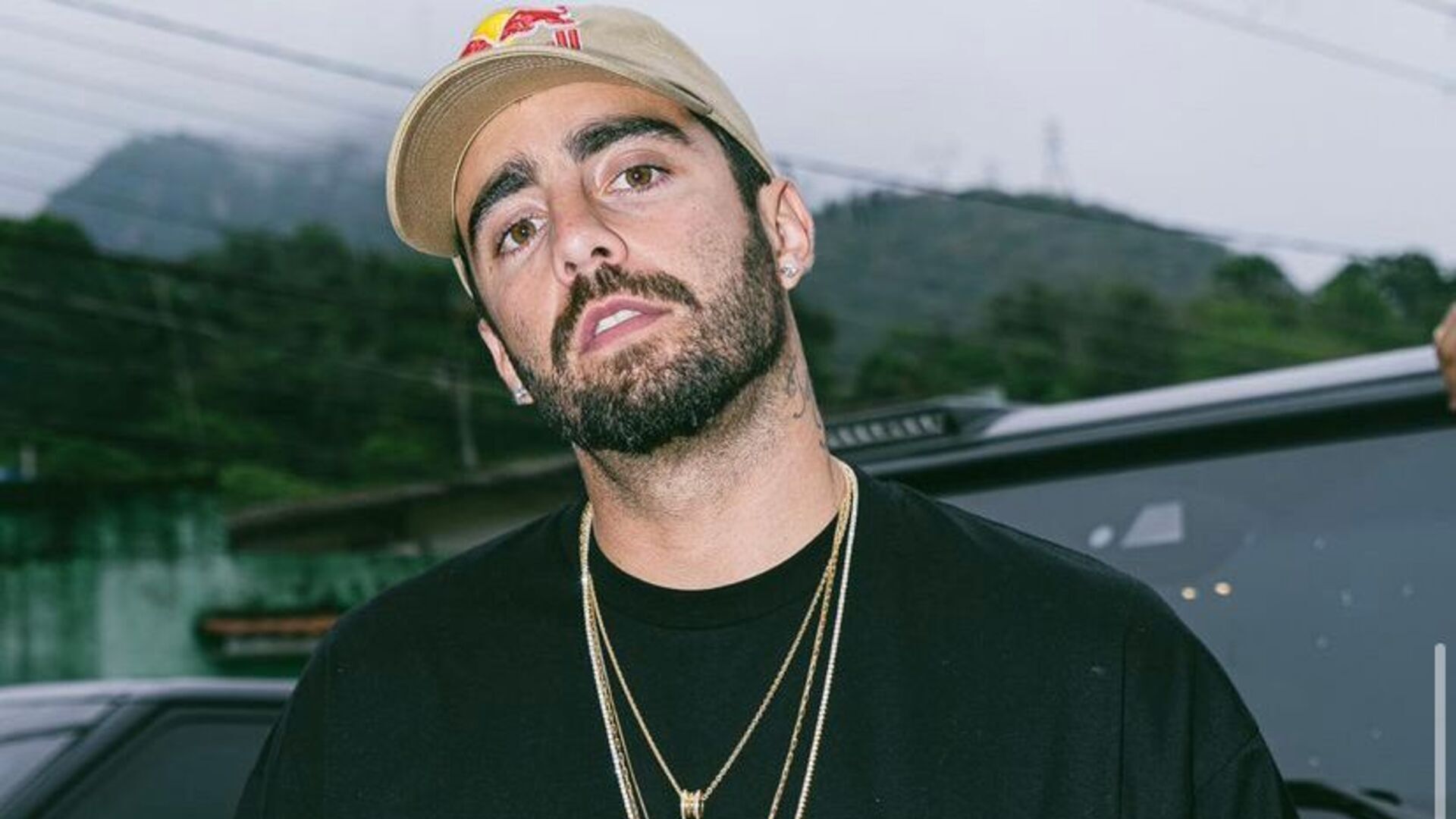 Pedro Scooby desabafa após receber críticas por postar foto com bolos de dinheiro: “Não é pecado ter dinheiro”