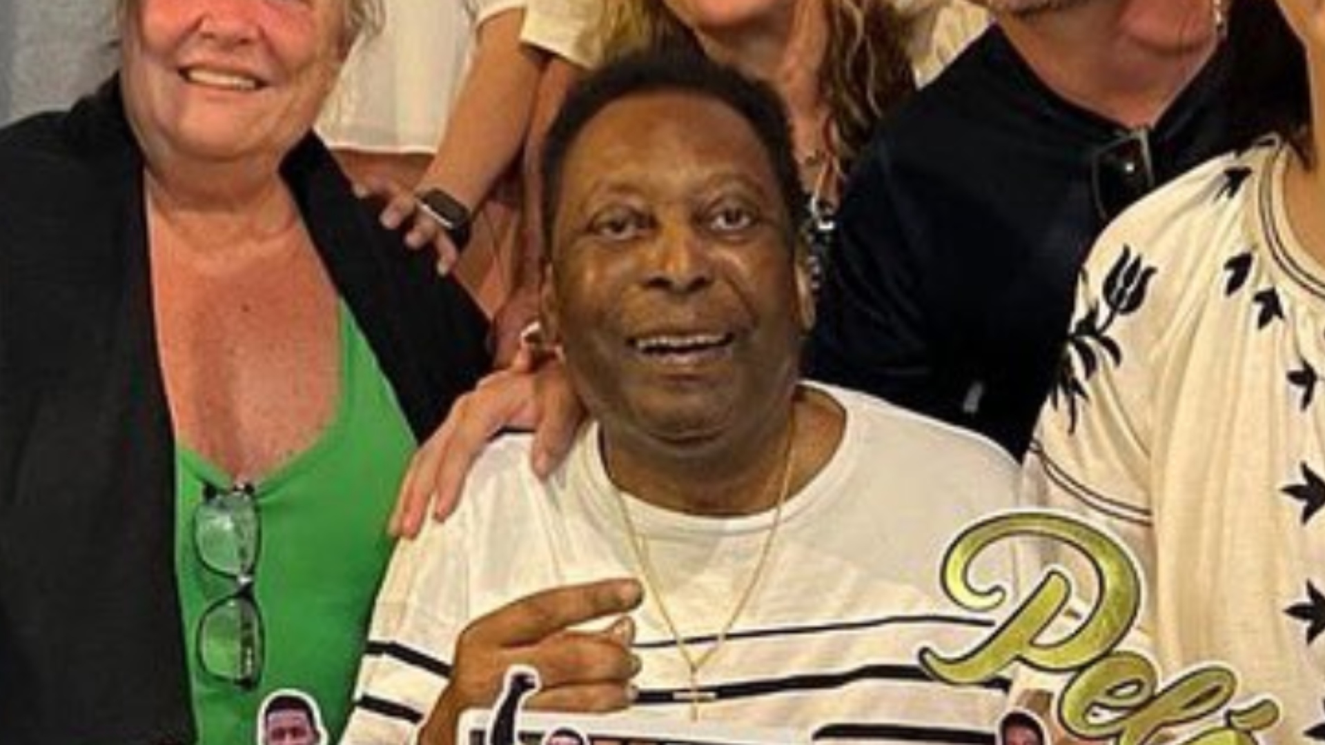 Pelé abre álbum de fotos sobre seu aniversário de 82 anos