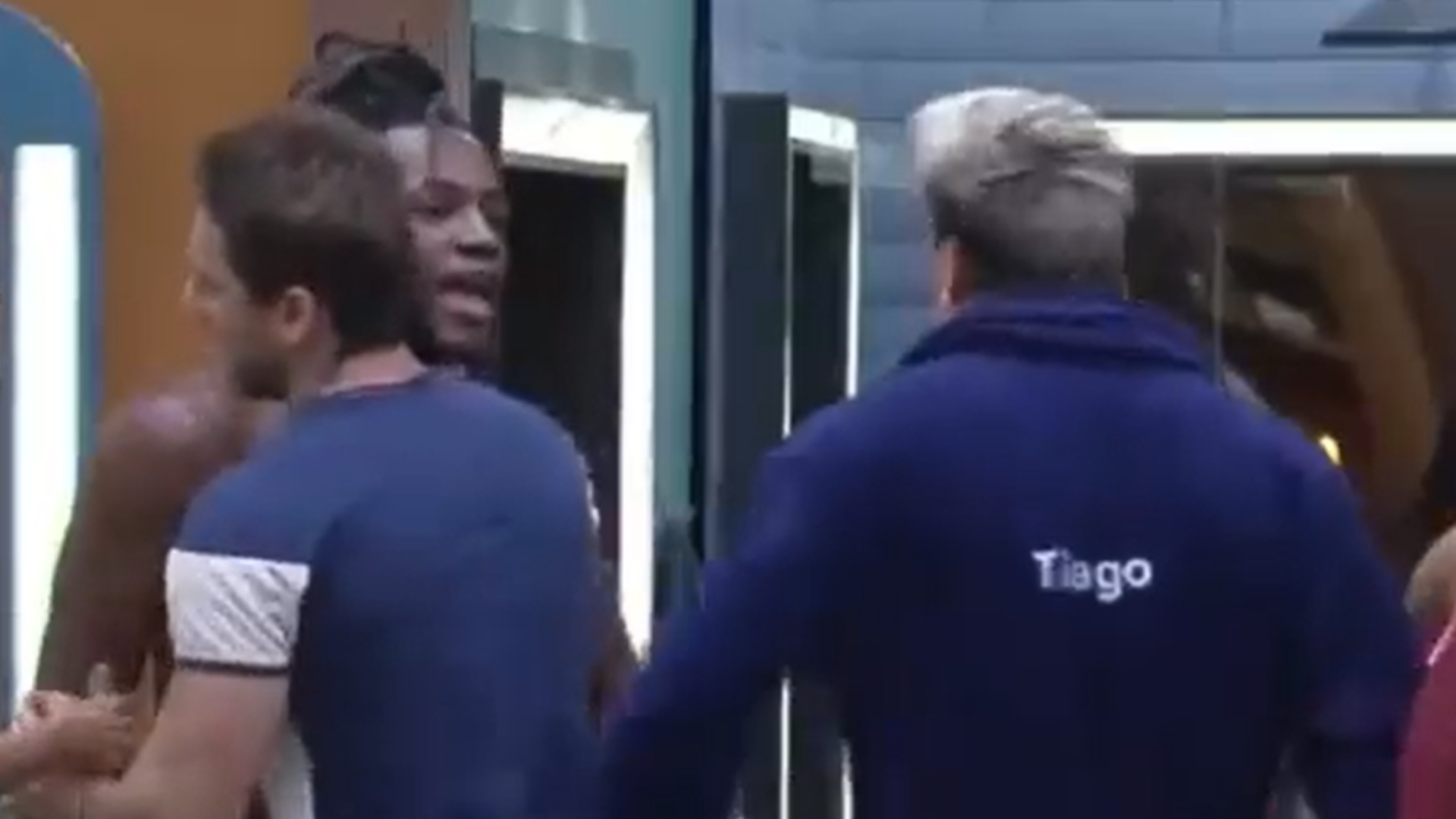 A Fazenda 14: Pelé Milflows e Tiago Ramos discutem e precisam ser contidos