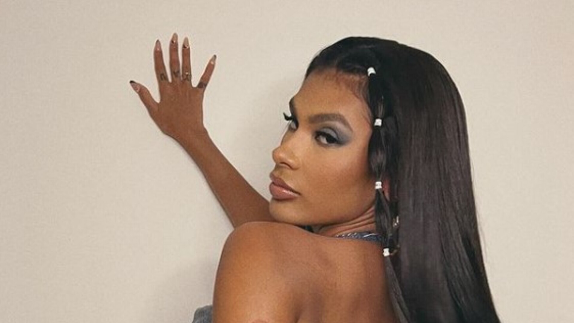 Em look jeans ousado, Pocah abre álbum de fotos da festa de aniversário de Giovanna Ewbank