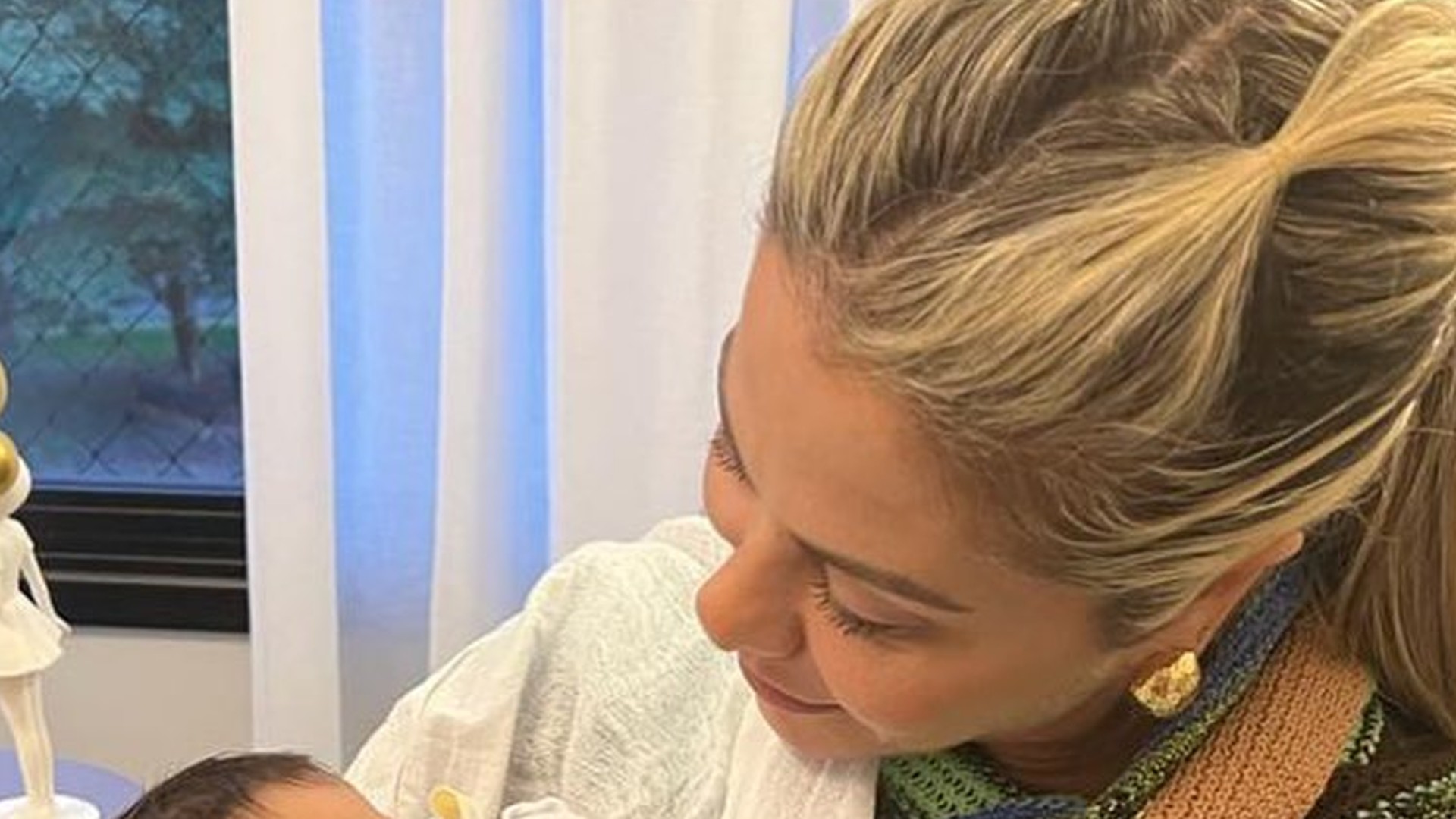 Esposa de Leonardo posa com a neta Maria Flor nos braços: “Momento único”