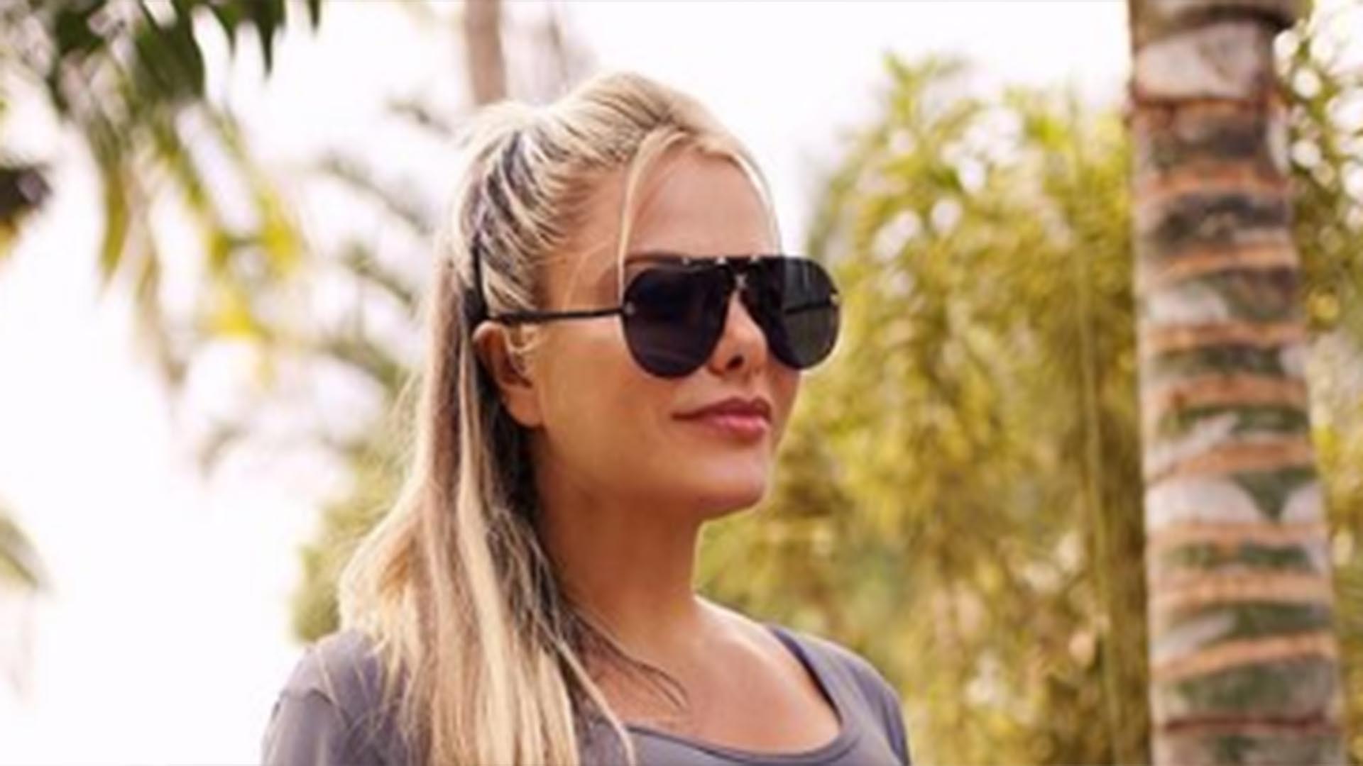 Magérrima, a esposa de Leonardo usa look justíssimo em novas fotos