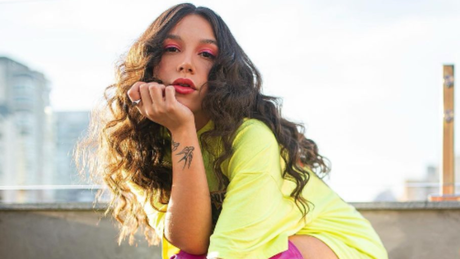 Priscilla Alcantara ousa com botas rosa e arranca elogios: ‘Uau!’