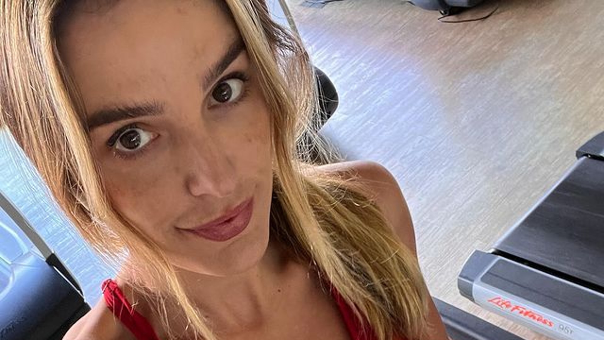 Rafa Brites compartilha foto de exercício físico e alerta: “por amar seu corpo, não por odiá-lo”