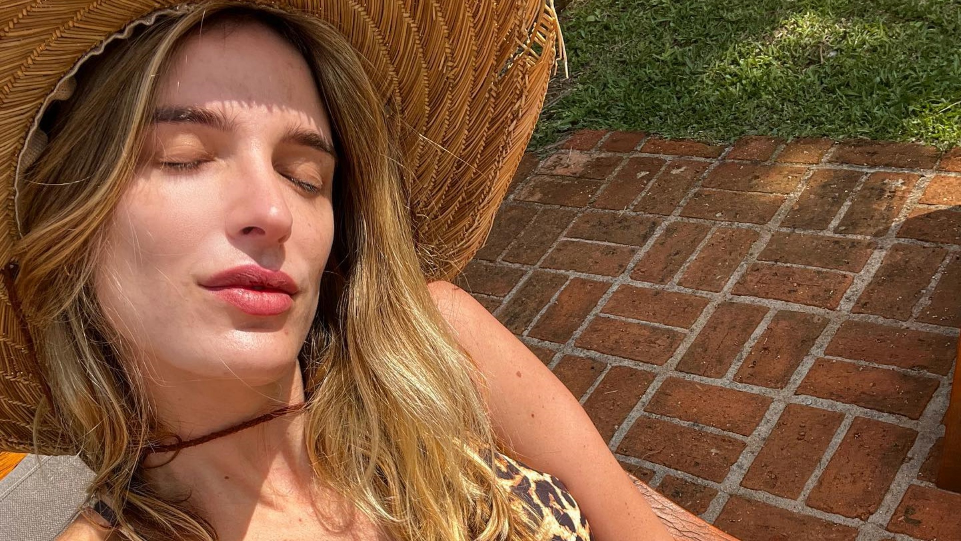 De biquíni de oncinha, Rafa Brites impressiona ao exibir corpaço: “Gata”