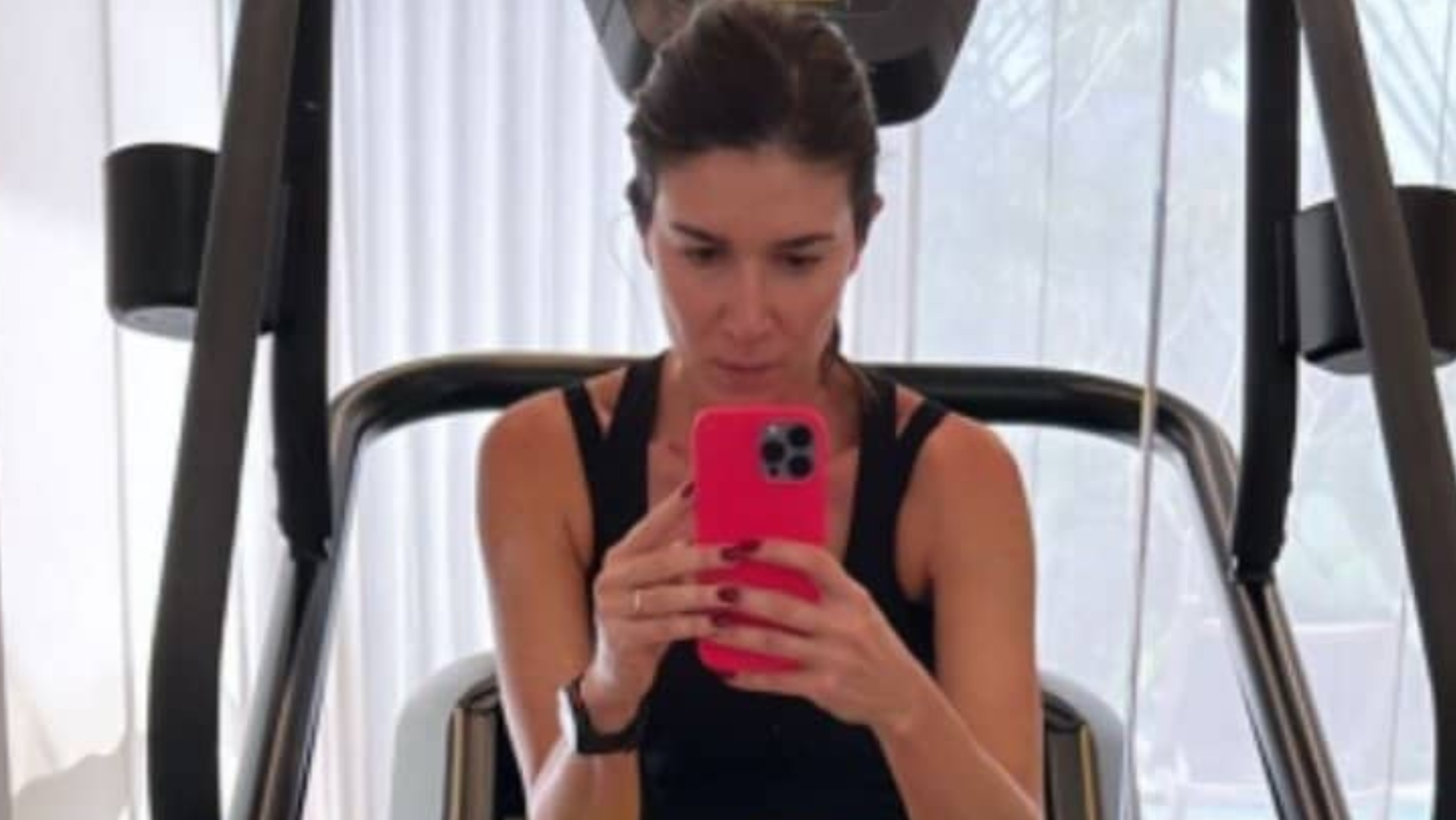 Na academia de sua mansão, Rebeca Abravanel faz selfie rara de treino: ”De volta”
