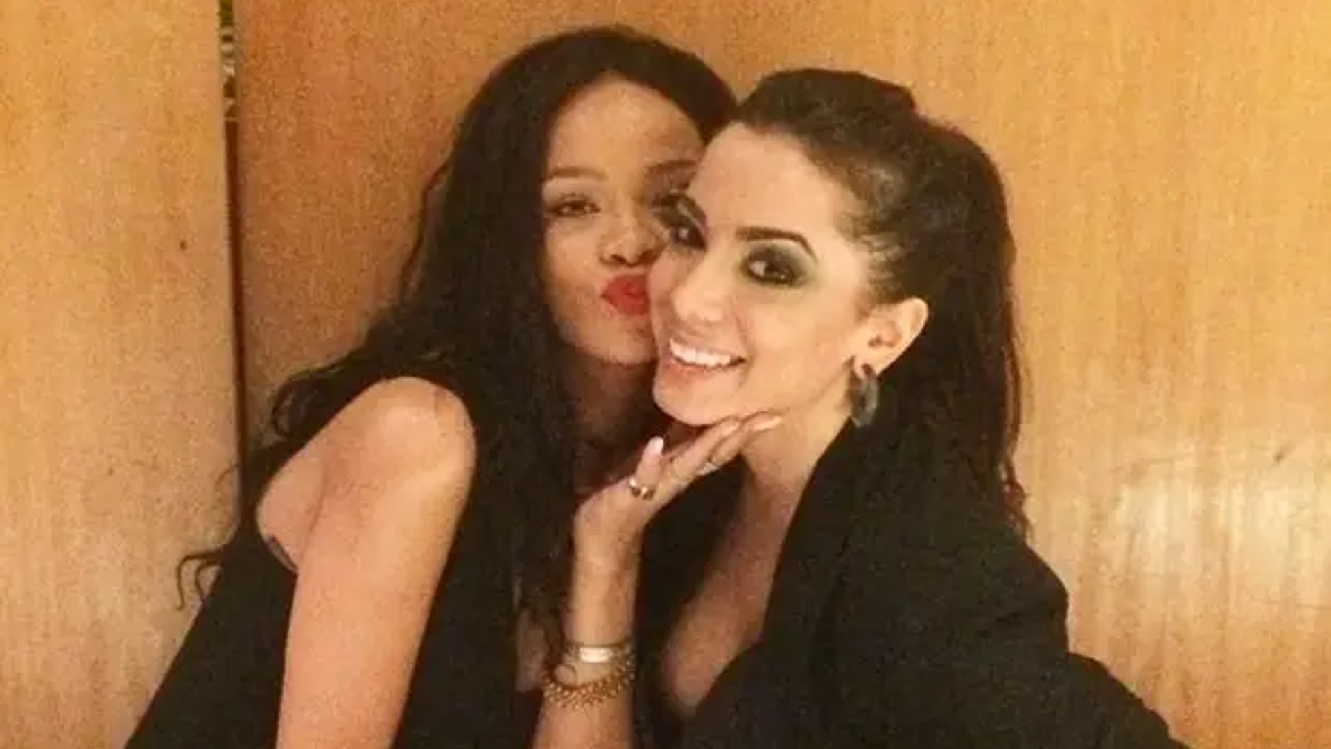 Rihanna anuncia que Anitta se apresentará em desfile de sua marca de cosméticos