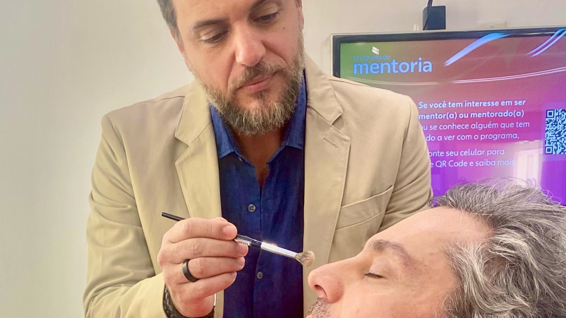 Rodrigo Lombardi maquia Alexandre Nero e brinca: “Estou ficando bom nisso”