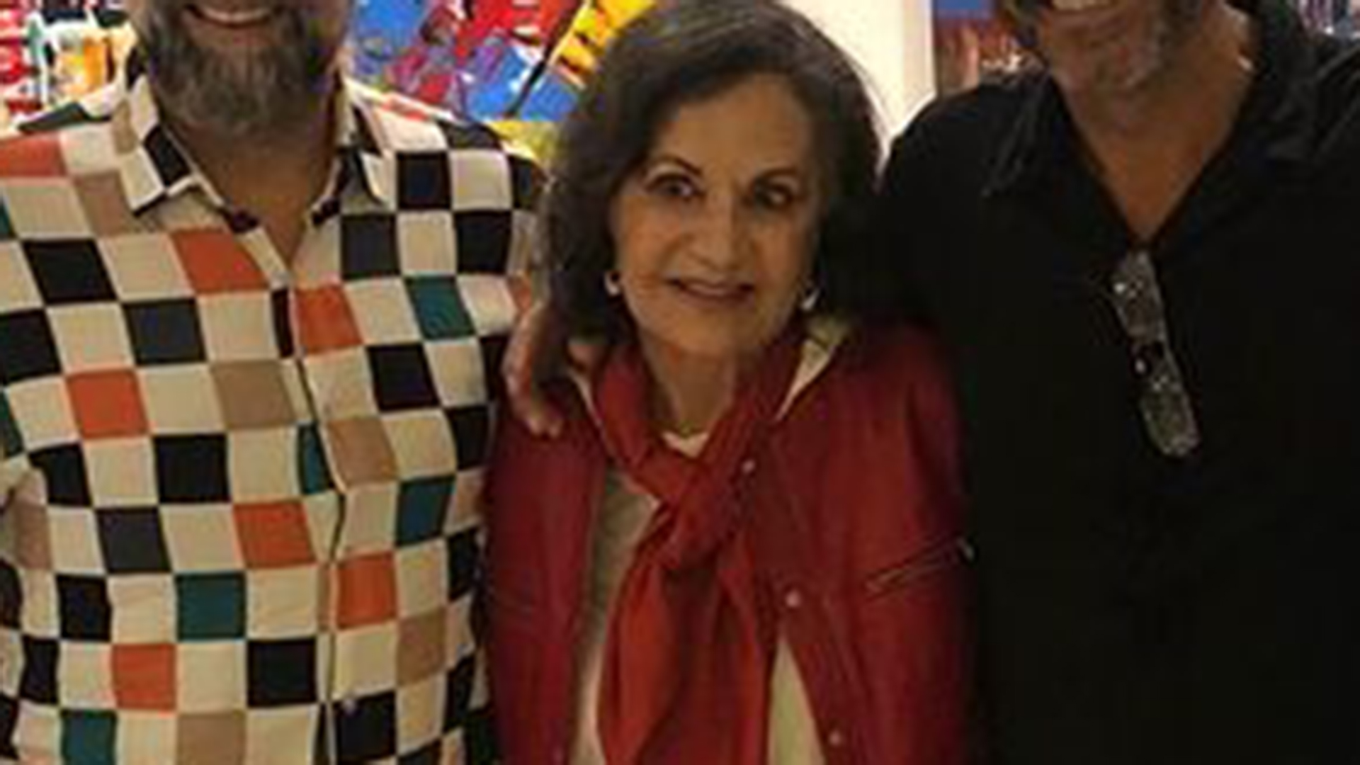 Em clique raro, Rosamaria Murtinho aparece ao lado do marido e dos filhos
