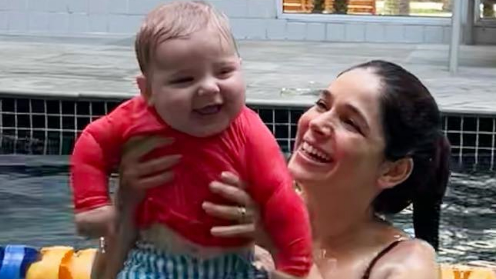 Sabrina Petraglia encanta ao mostrar primeira aula de natação do filho, Léo: “Meu peixinho”