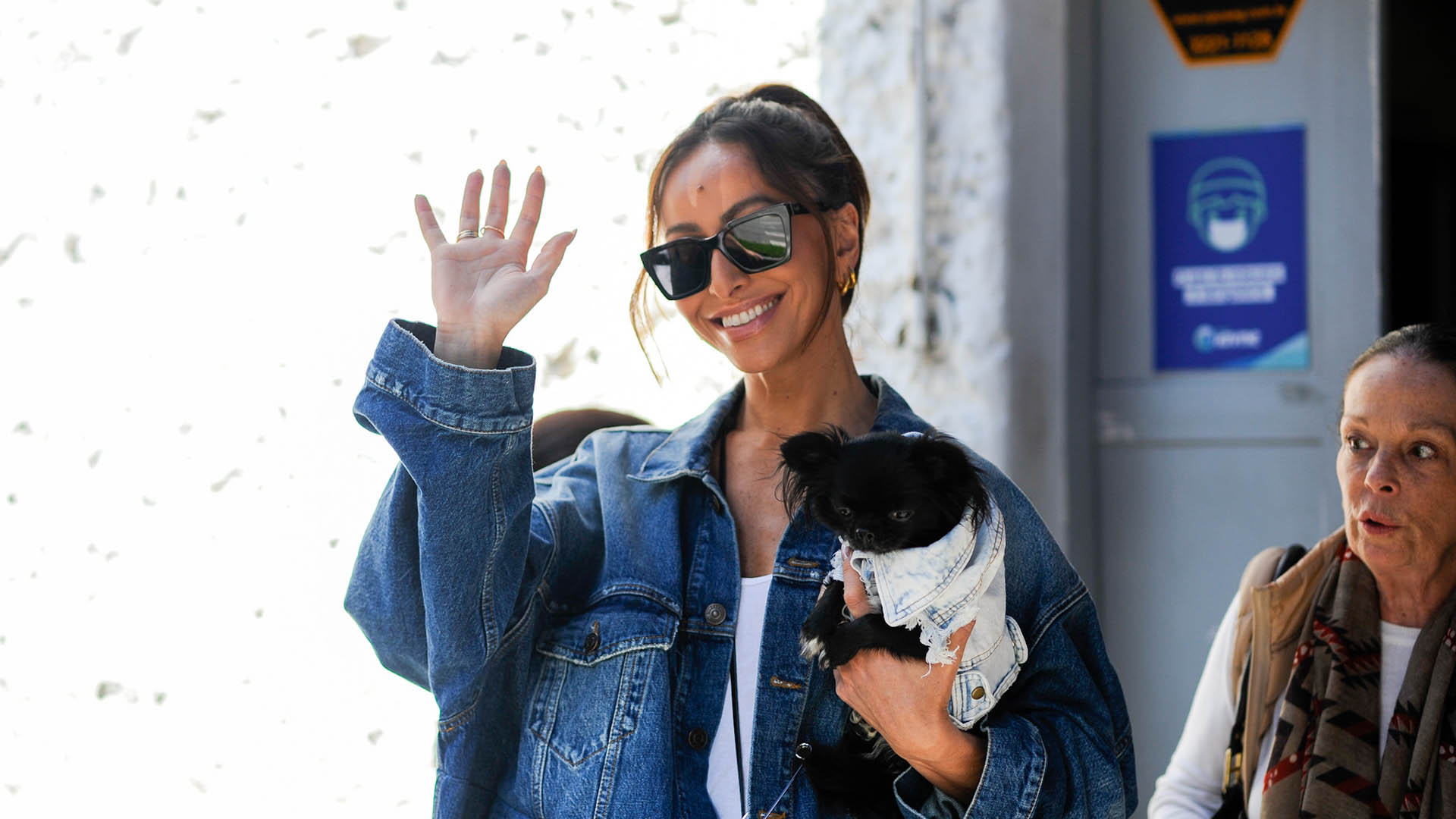 Sabrina Sato leva seu cachorrinho para votar nas eleições de 2022