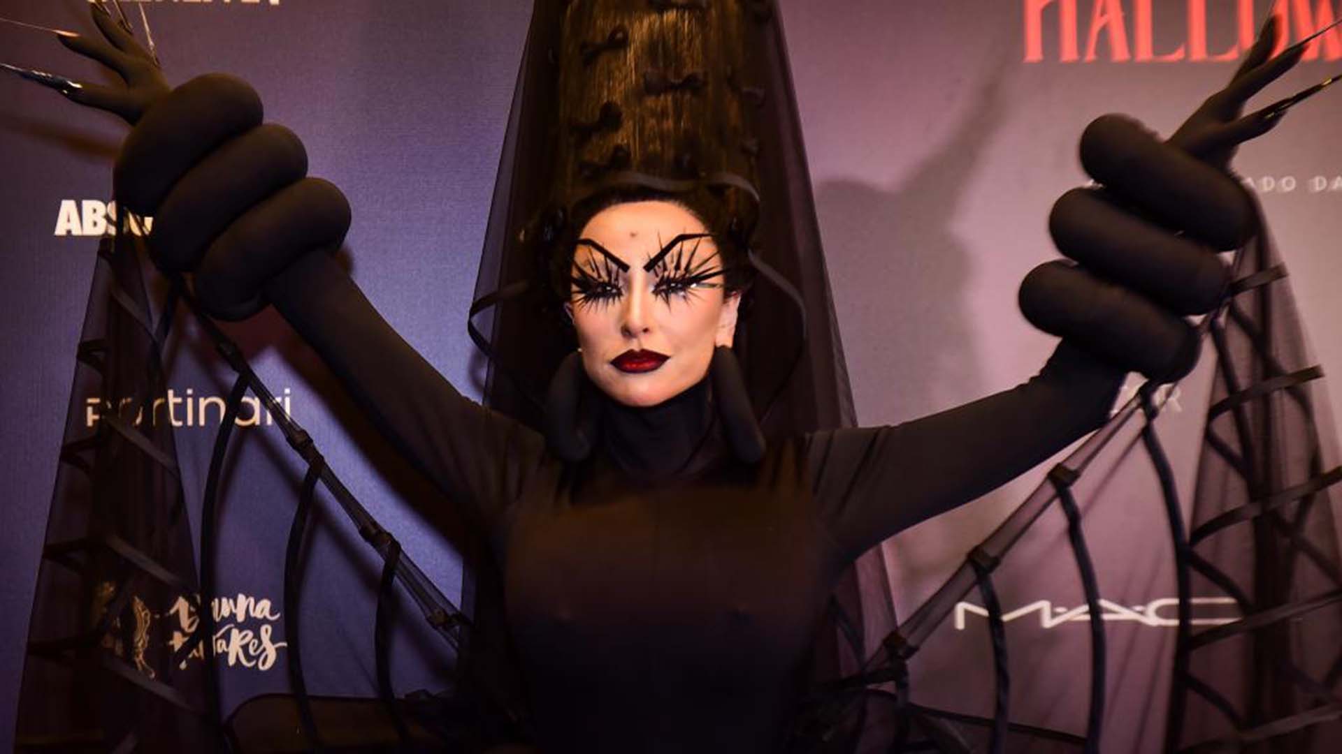 Sabrina Sato usa fantasia de aranha flutuante em festa de Halloween e choca fãs