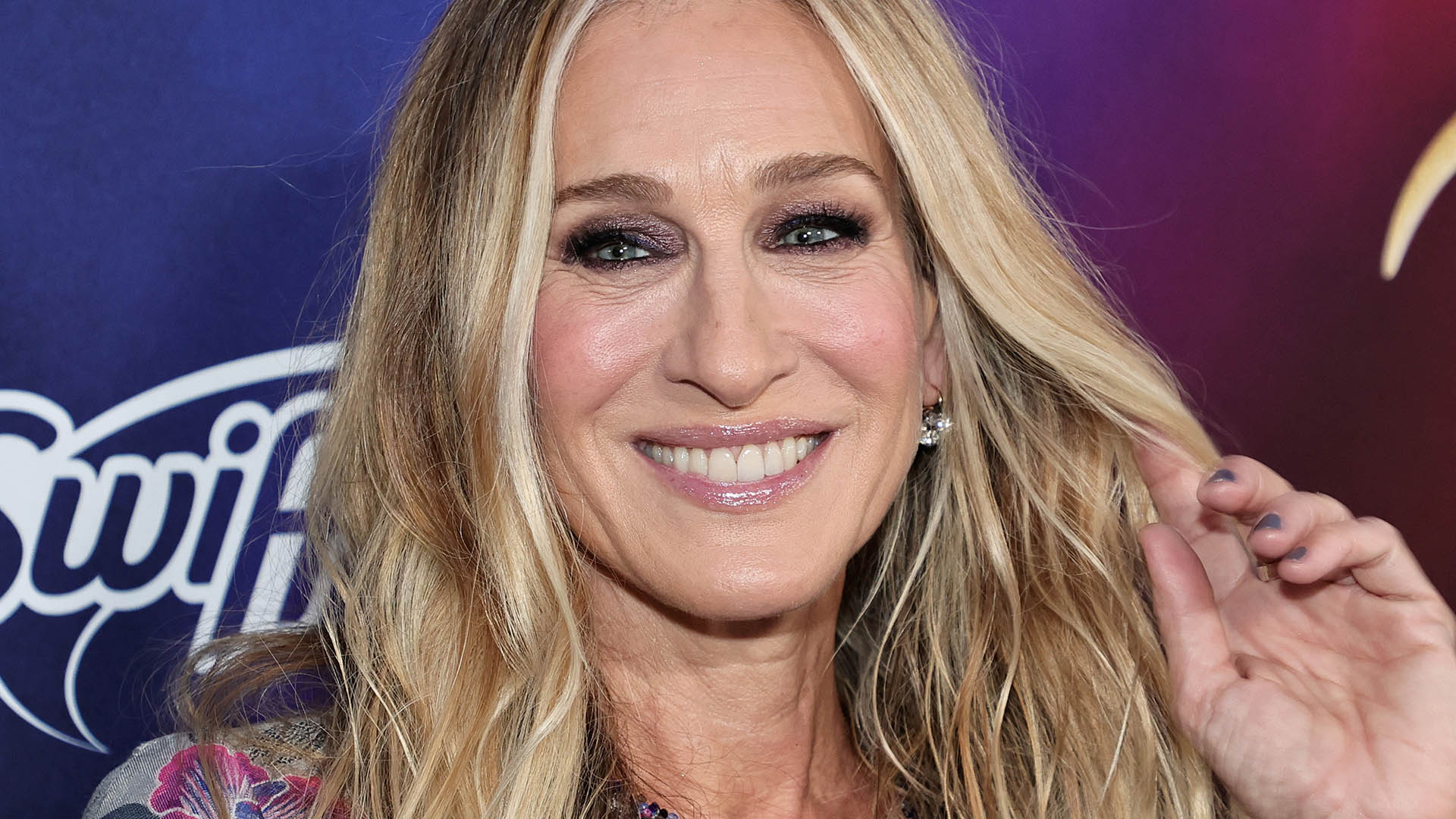Sarah Jessica Parker usa bolsa exótica em gravação da série sobre Carrie Bradshaw