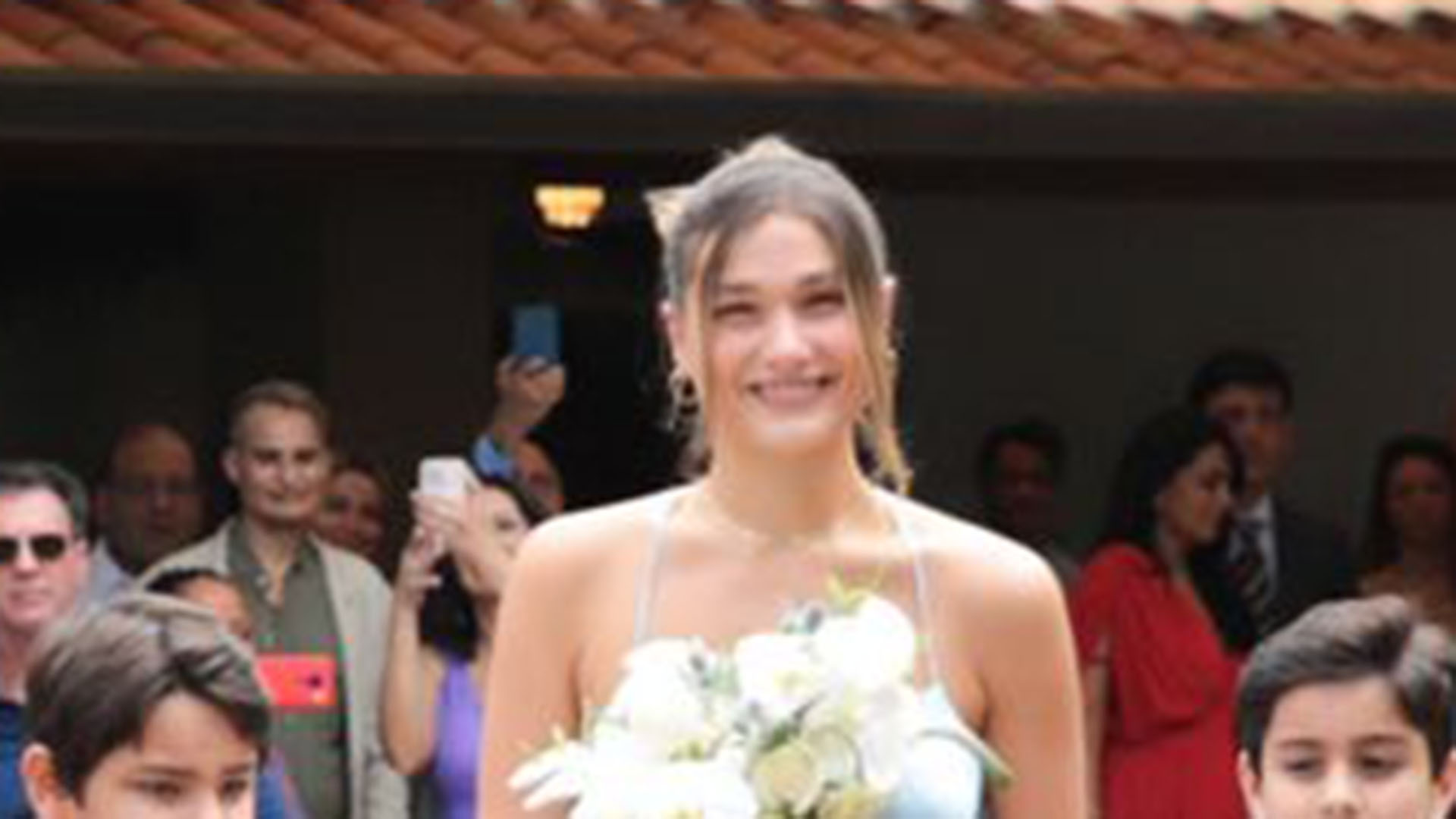 Sasha Meneghel Szafir arrasa com look azul no casamento do pai, Luciano Szafir