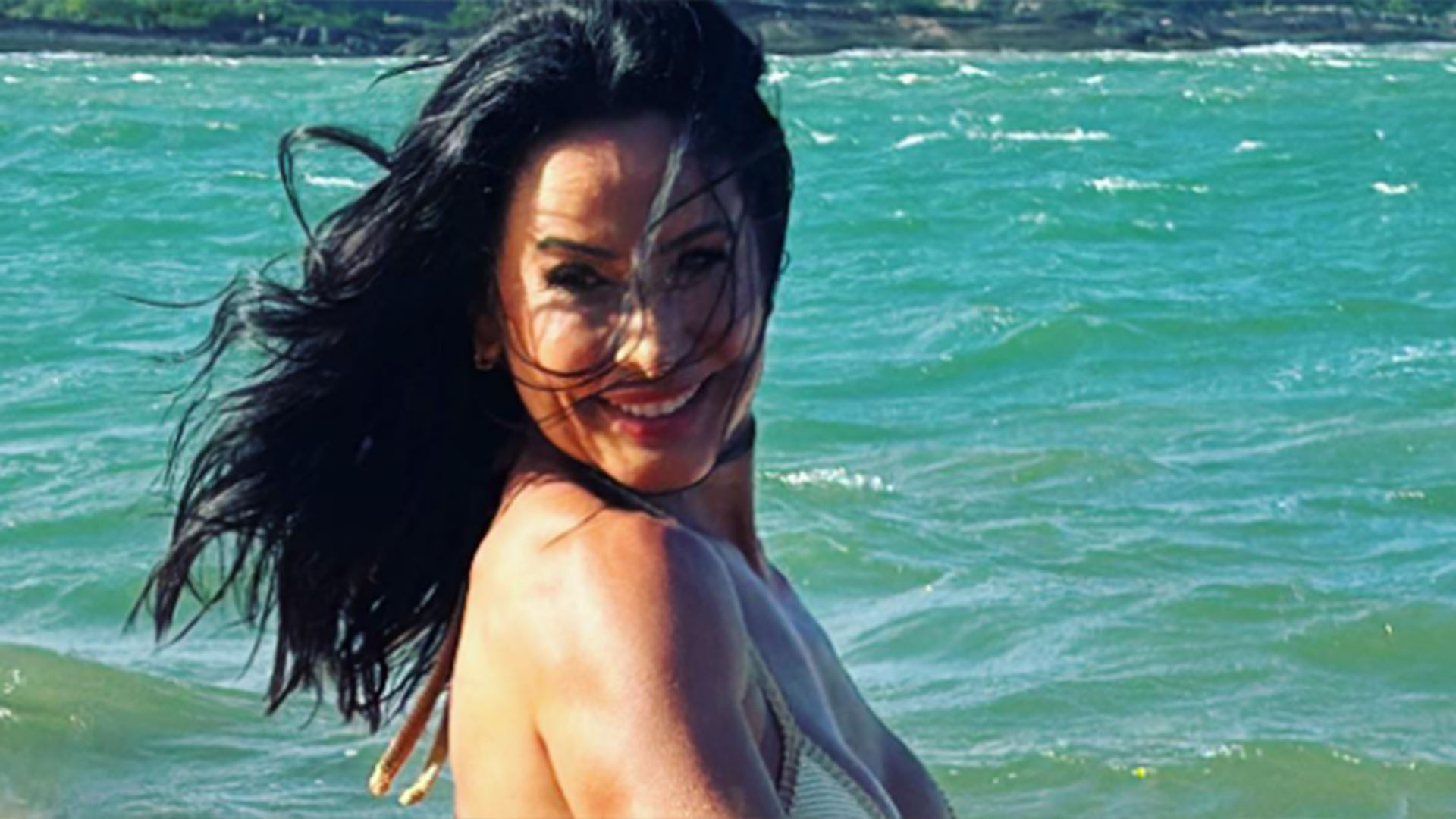 De biquíni de crochê, Scheila Carvalho exibe suas curvas impecáveis na praia