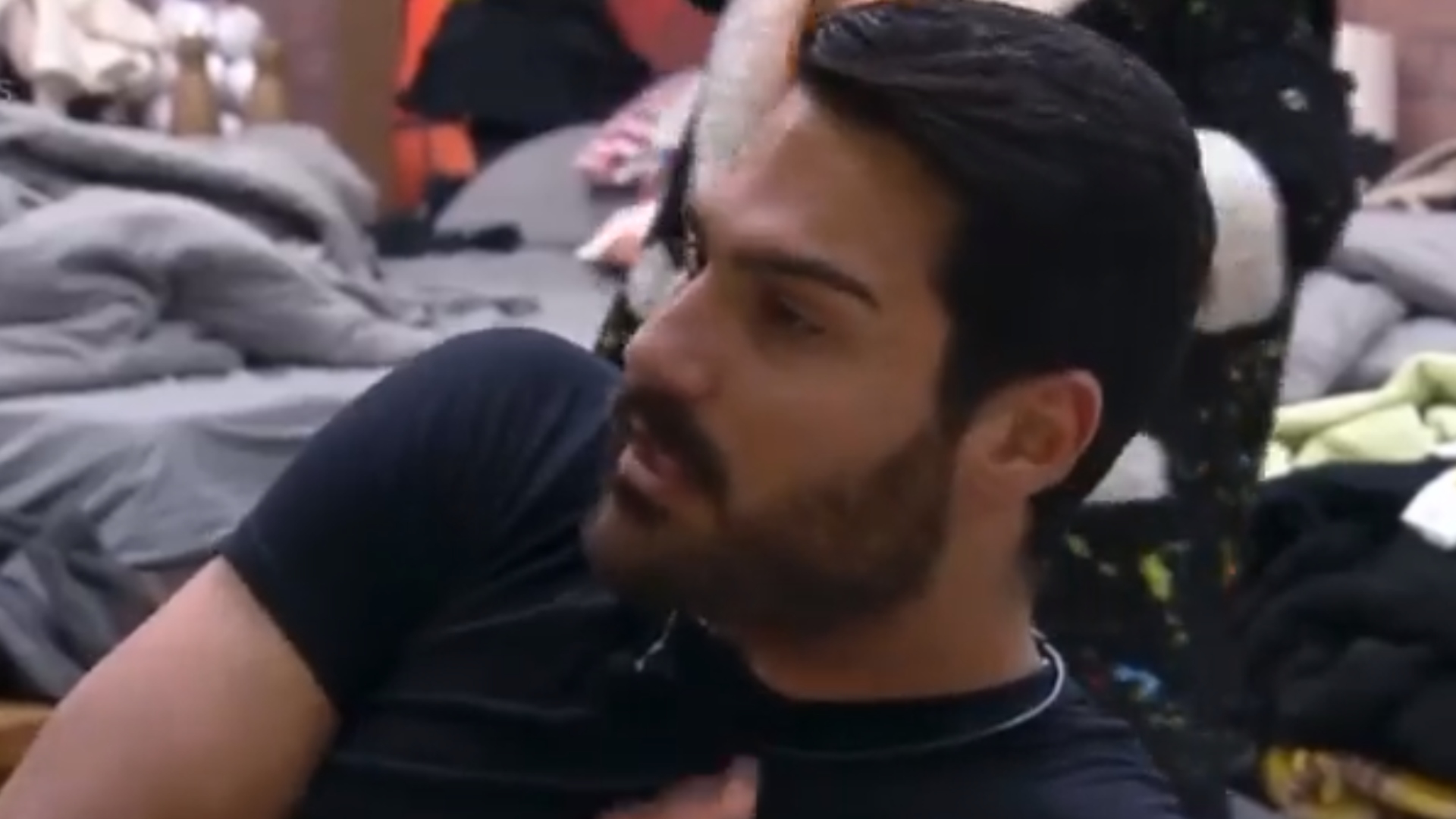 A Fazenda 14: Shayan Haghbin perde a paciência com Thomaz Costa durante conversa