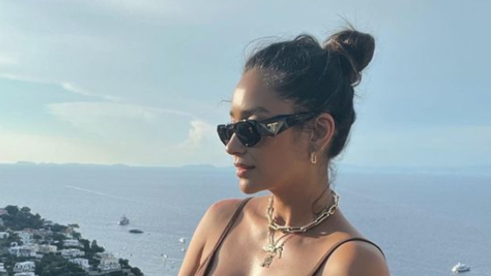 Shay Mitchell é vista no Brasil dançando com sósia de Roberto Carlos e tomando caldo de cana