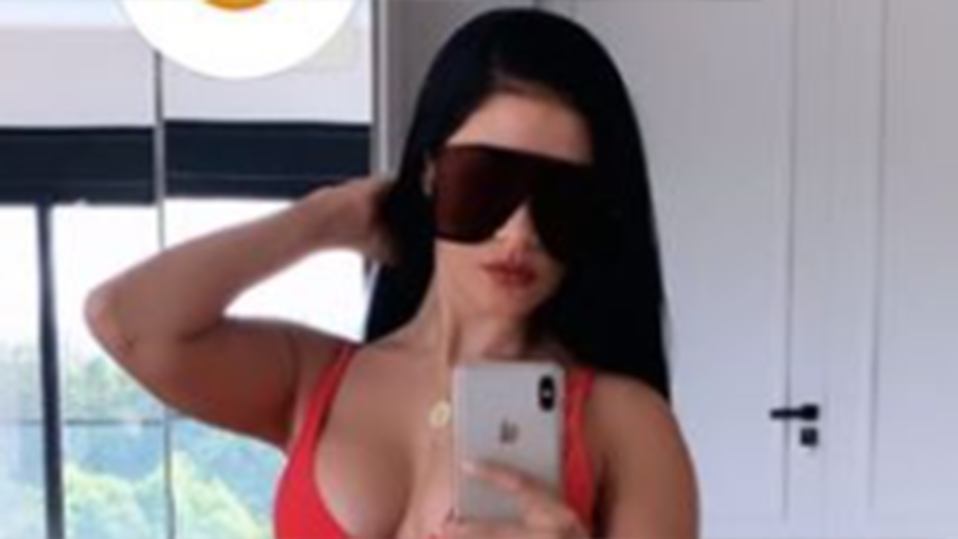 De maiô vermelho, Simaria exibe as pernas torneadas em nova selfie