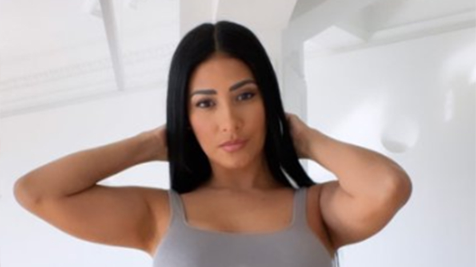 Simaria deixa a cinturinha fina à mostra em look justíssimo