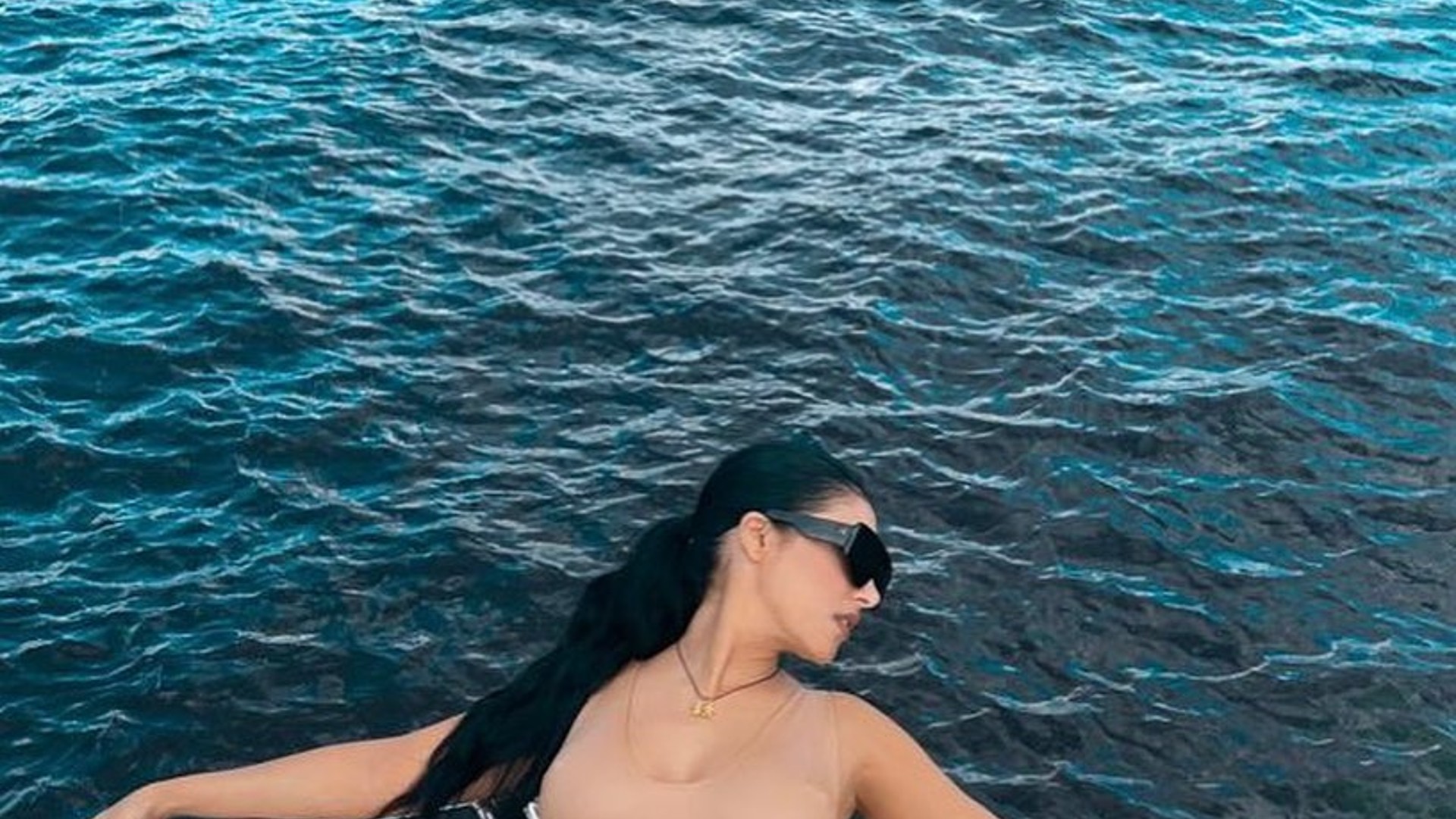 Simaria usa maiô nude e ostenta corpo desenhado: “Kim Kardashian”