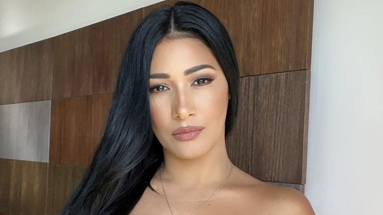 De sutiã, Simaria rouba a cena com decote mega marcado em selfie