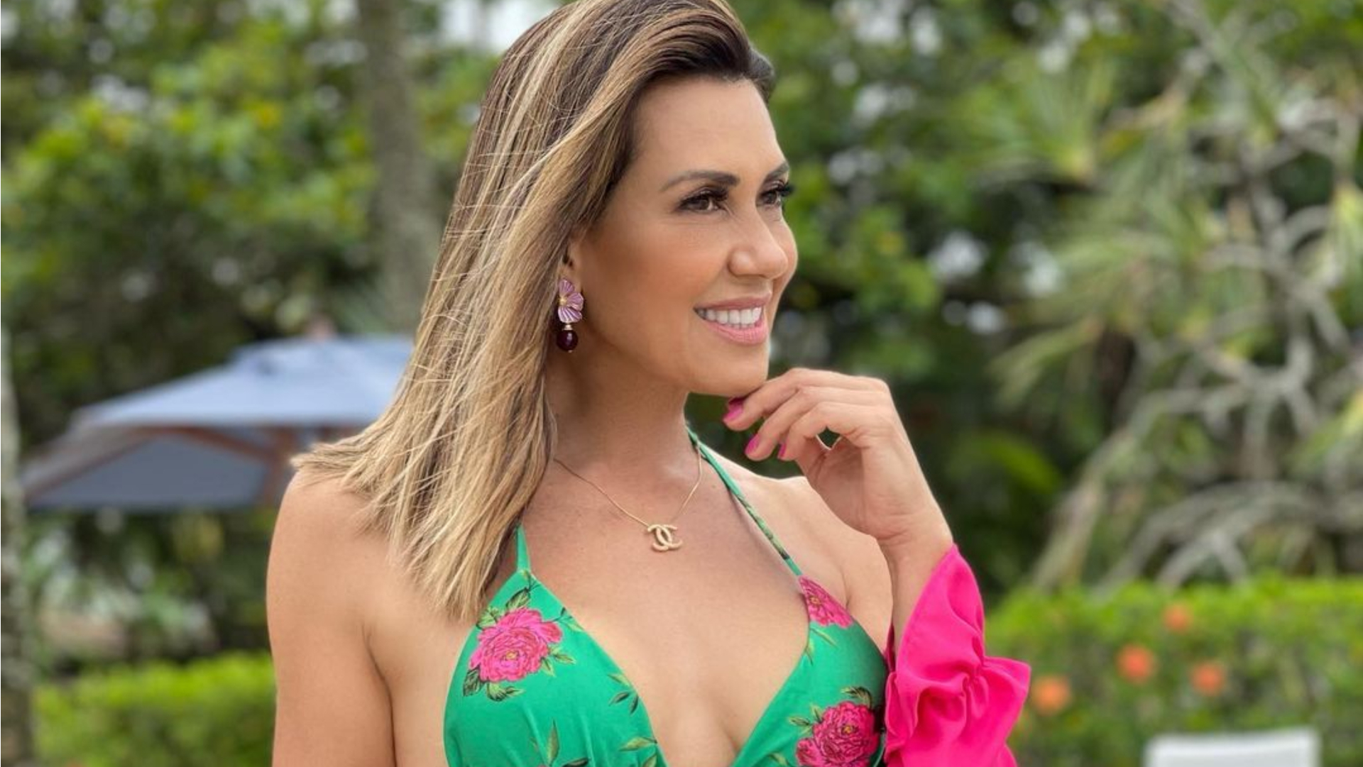 De biquíni de lacinho, Solange Frazão exibe barriga com entradinha e escandaliza: ”Musa”