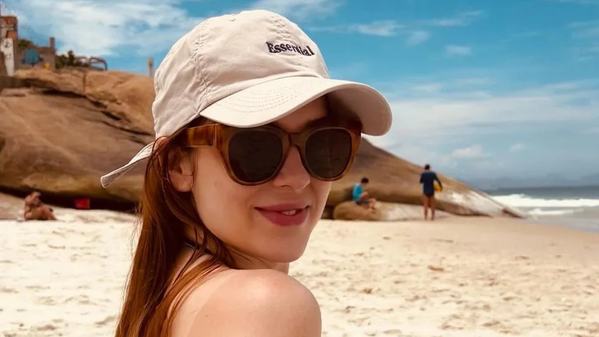 Sophia Abrahão aproveita dia ensolarado no Rio de Janeiro e posta fotos de biquíni na praia