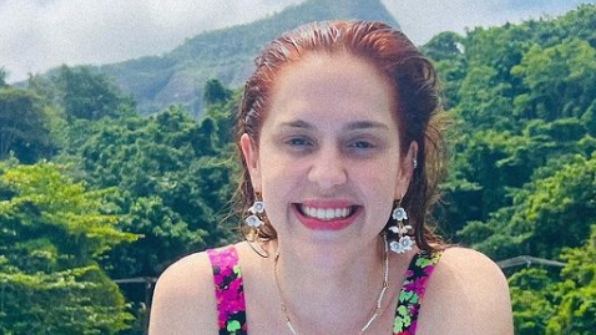 Sophia Abrahão aproveita o dia praticando esporte aquático