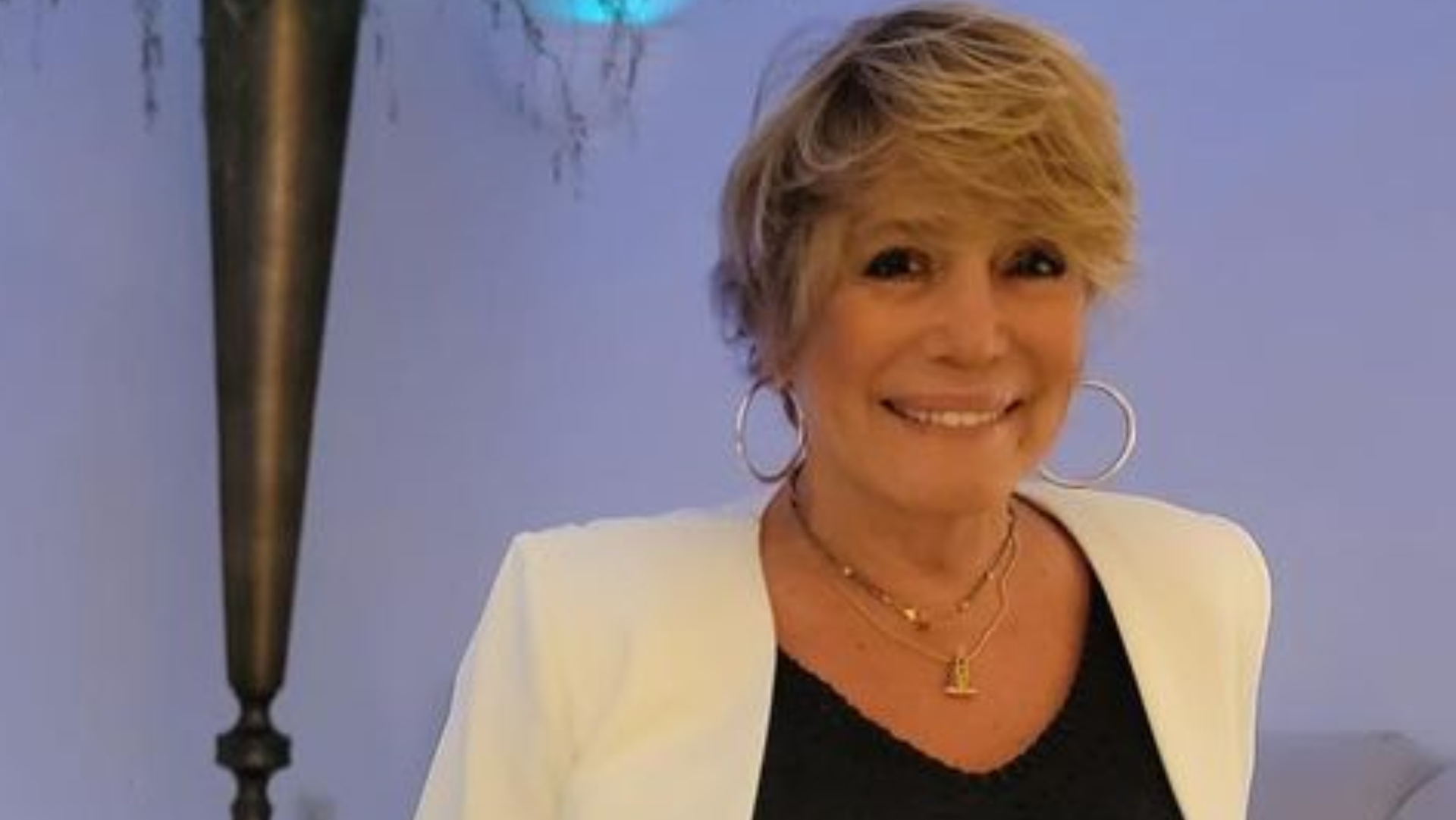 De vestido curto, Susana Vieira exibe pernão e silhueta de tirar o fôlego: ”Belíssima”