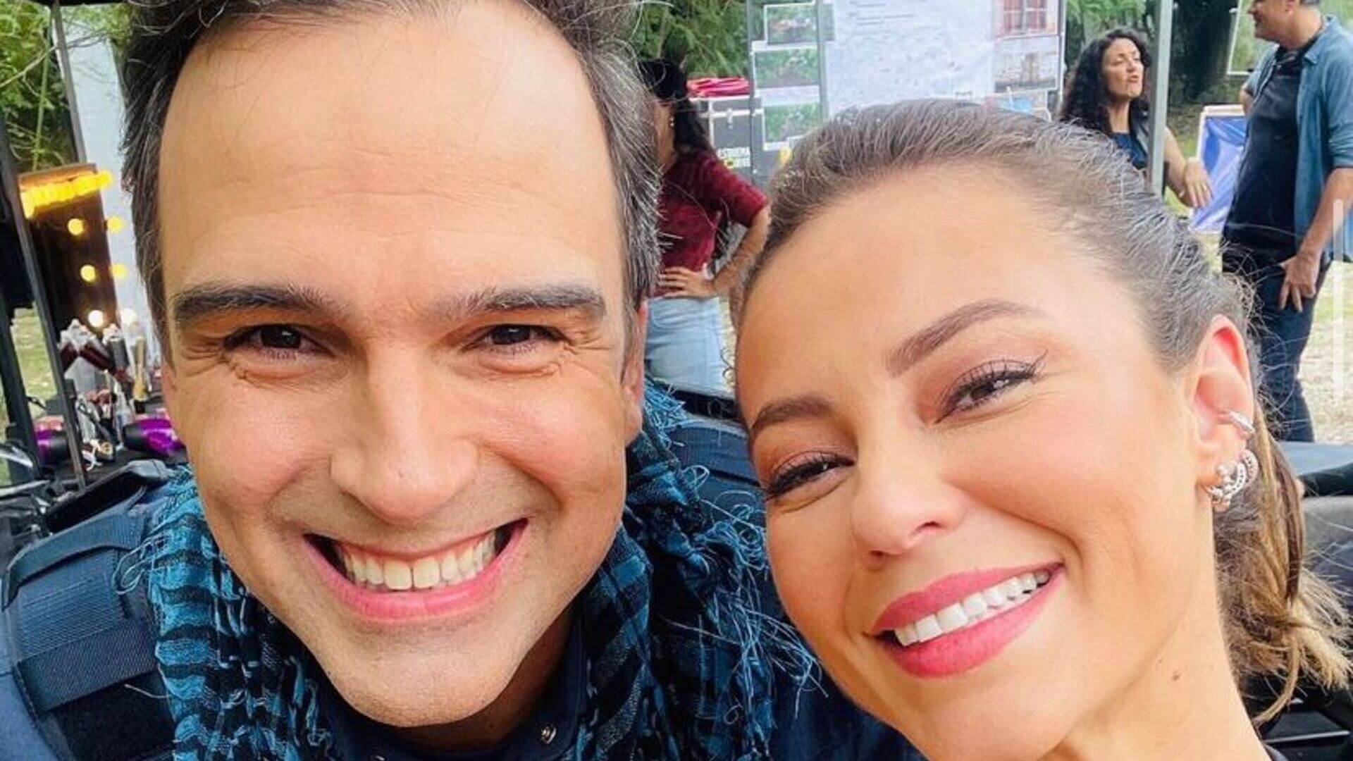 Paolla Oliveira mostra Tadeu Schmidt nos bastidores da novela “Cara e Coragem”