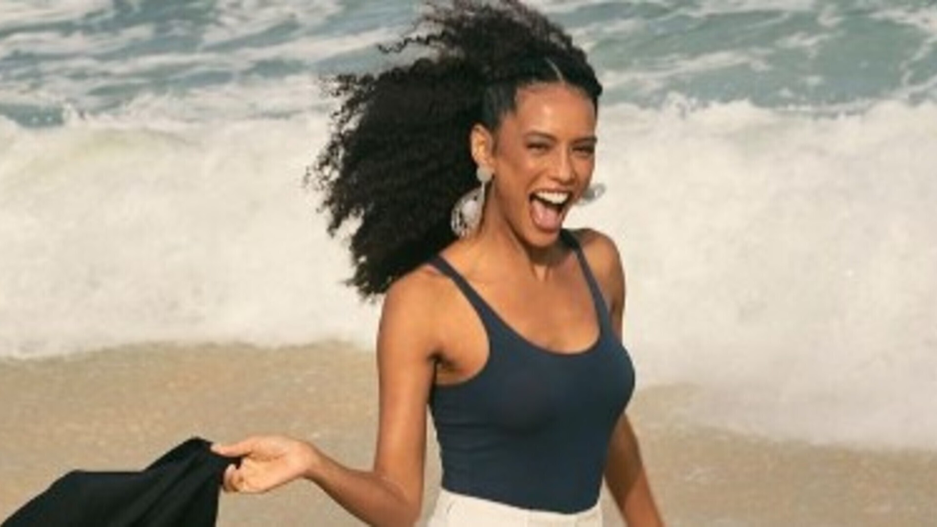 Taís Araújo esbanja beleza ao aparecer sorridente em fotos na praia