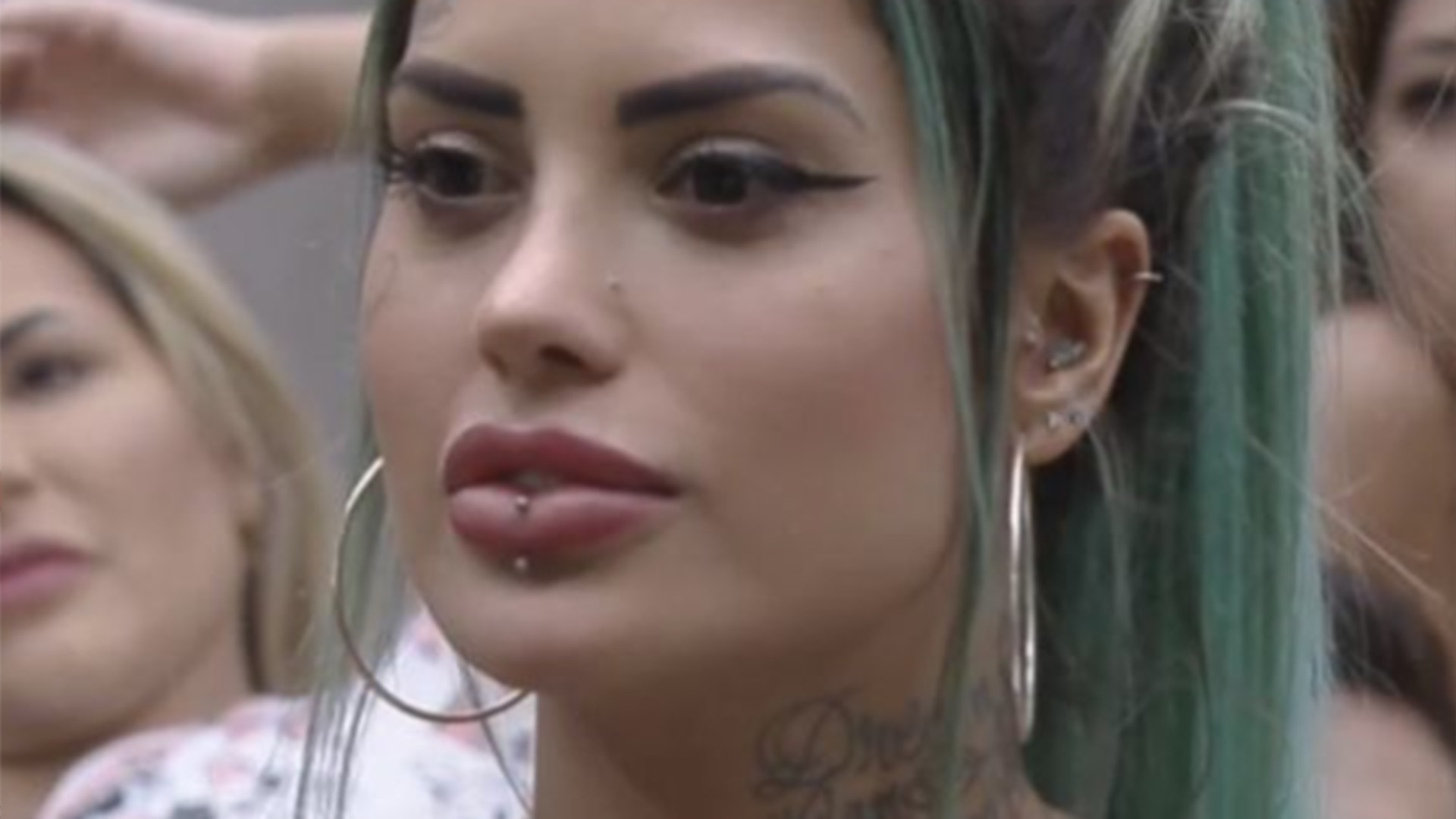 A Fazenda 14: Tati Zaqui recebe atendimento médico