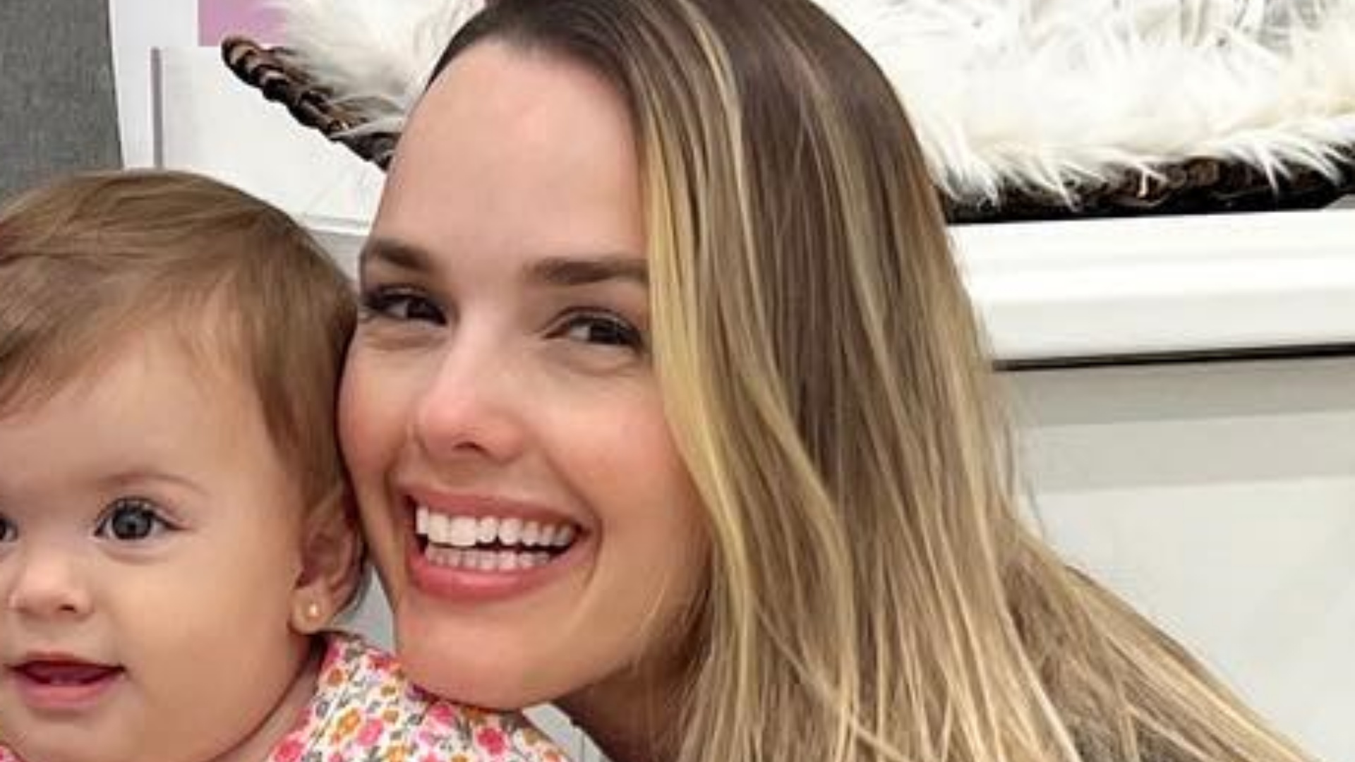 Thaeme Mariôto surge em cliques encantadores com as filhas, Liz e Ivy: “Que amor”