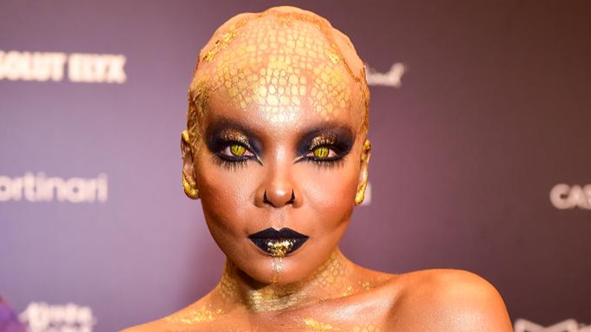 Thelminha surge fantasiada de serpente para baile de Halloween em São Paulo
