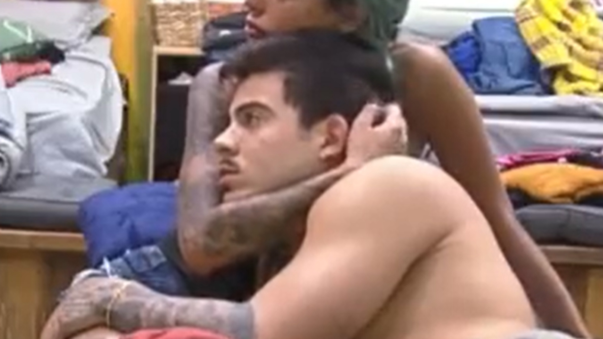 A Fazenda 14: Thomaz Costa chora e fala sobre sair do programa