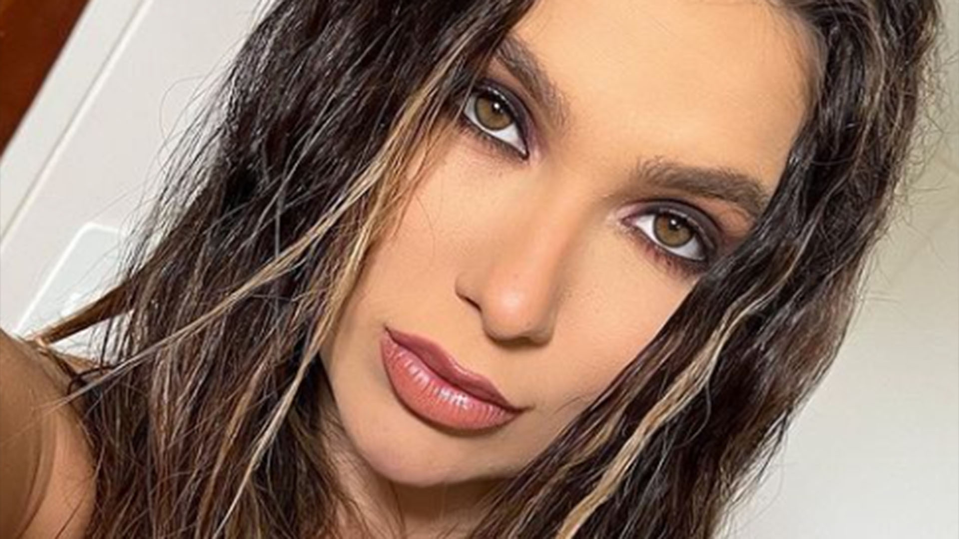 Grávida, Virginia Fonseca surge de topless em nova foto