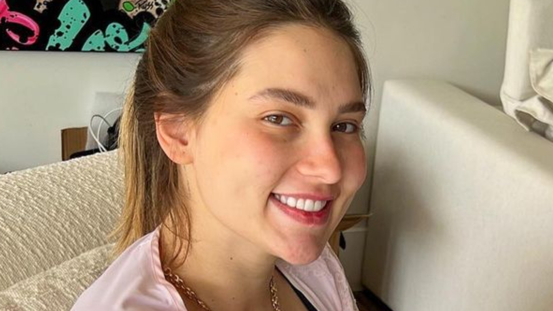 Virginia Fonseca faz as unhas enquanto amamenta a filha recém-nascida: ”A vida de mãe”