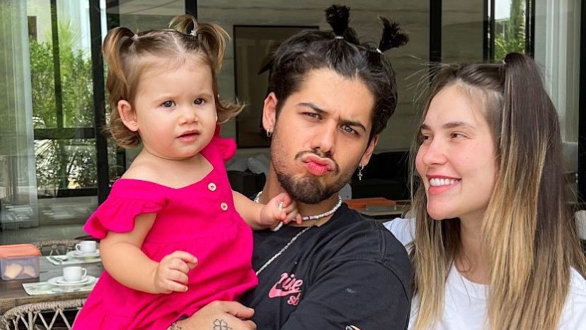 Virginia Fonseca mostra a filha Maria Alice visitando o quarto da irmãzinha que está prestes a chegar