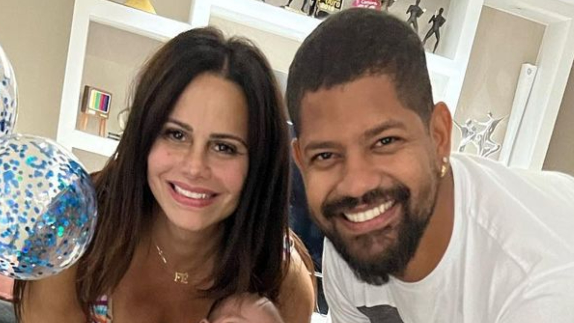 Viviane Araujo baba ao mostrar o filho fazendo caras e bocas: ”Minha riqueza”
