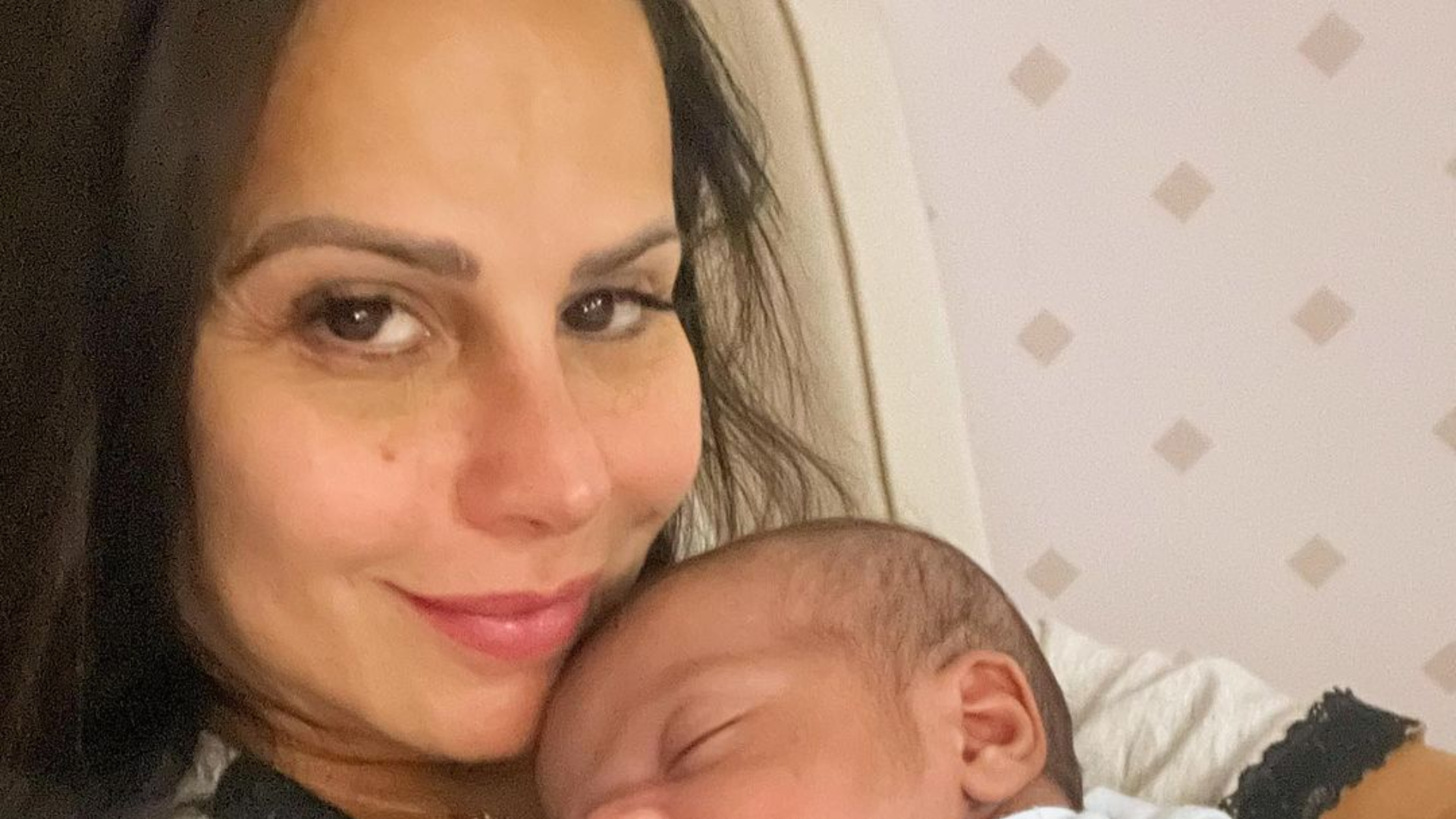 Mamãe coruja, Viviane Araujo baba pelo filho em nova foto: ”Meu amor”