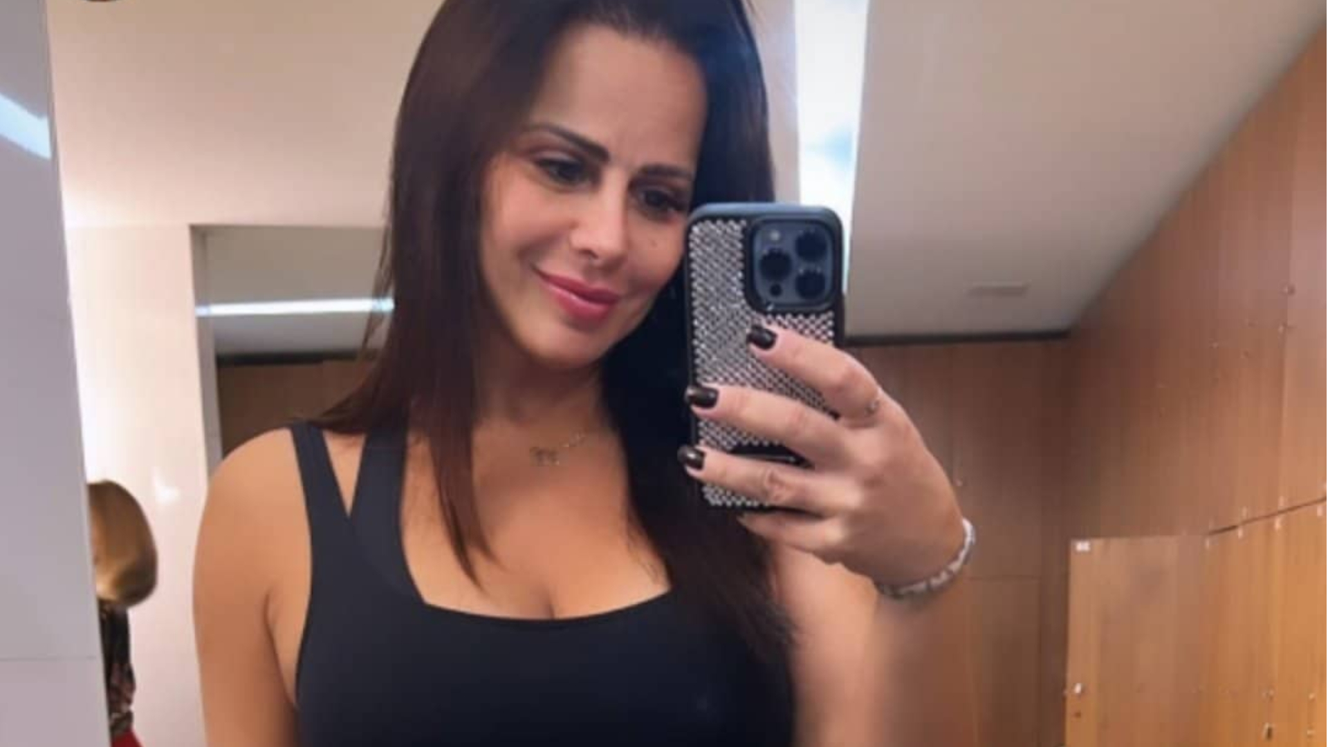 De macacão colado, Viviane Araújo choca com corpaço após um mês do nascimento do filho