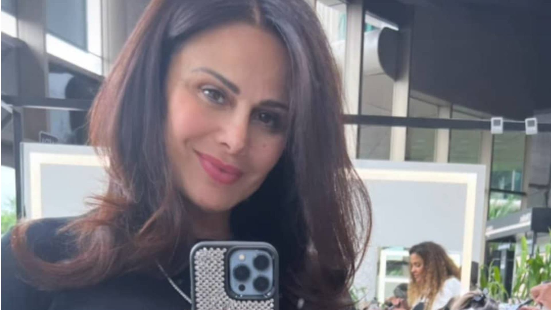 Viviane Araújo choca ao aparecer de barriga de fora em salão de beleza
