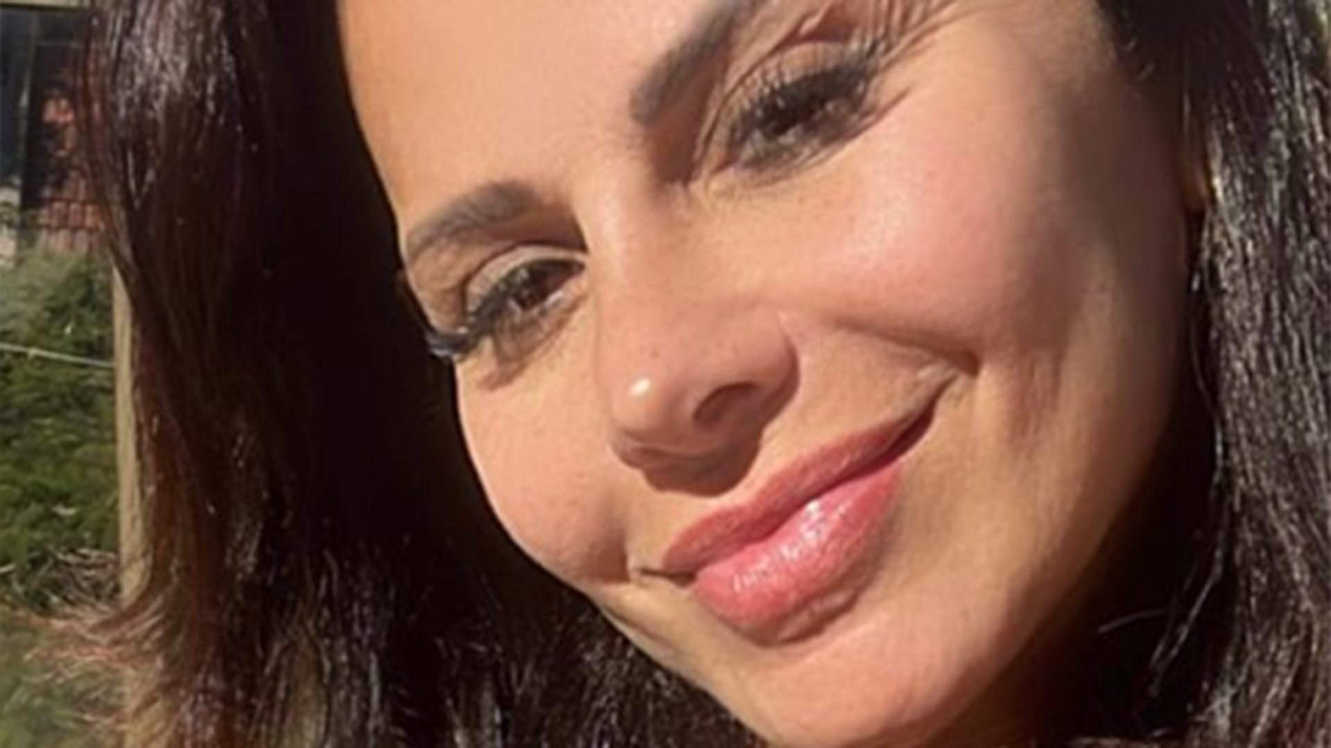 Viviane Araújo exibe a barriga reta apenas um mês após o parto