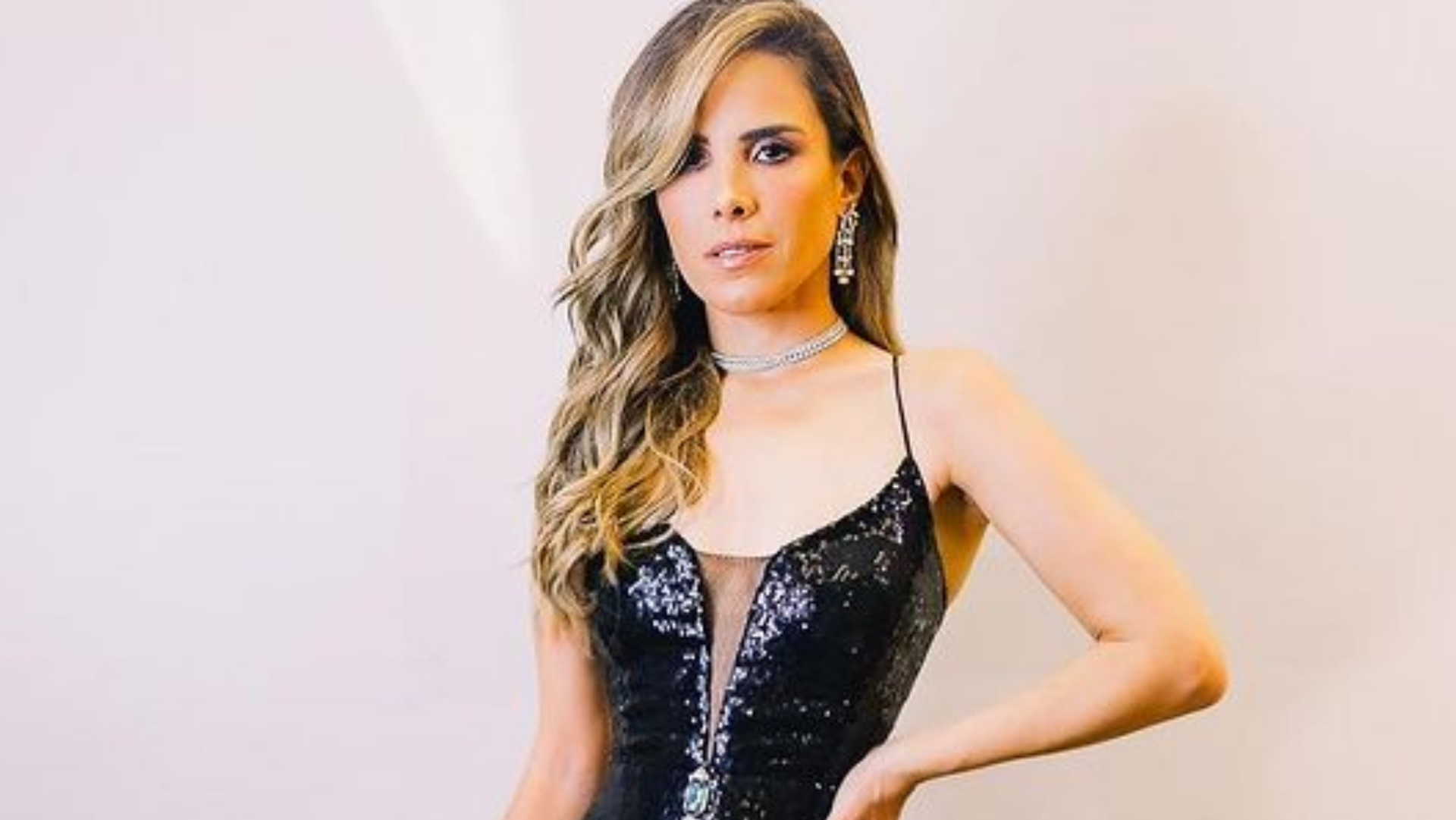 De vestido preto colado, Wanessa Camargo ostenta silhueta perfeita com estilo e arrasa: ”Um luxo”