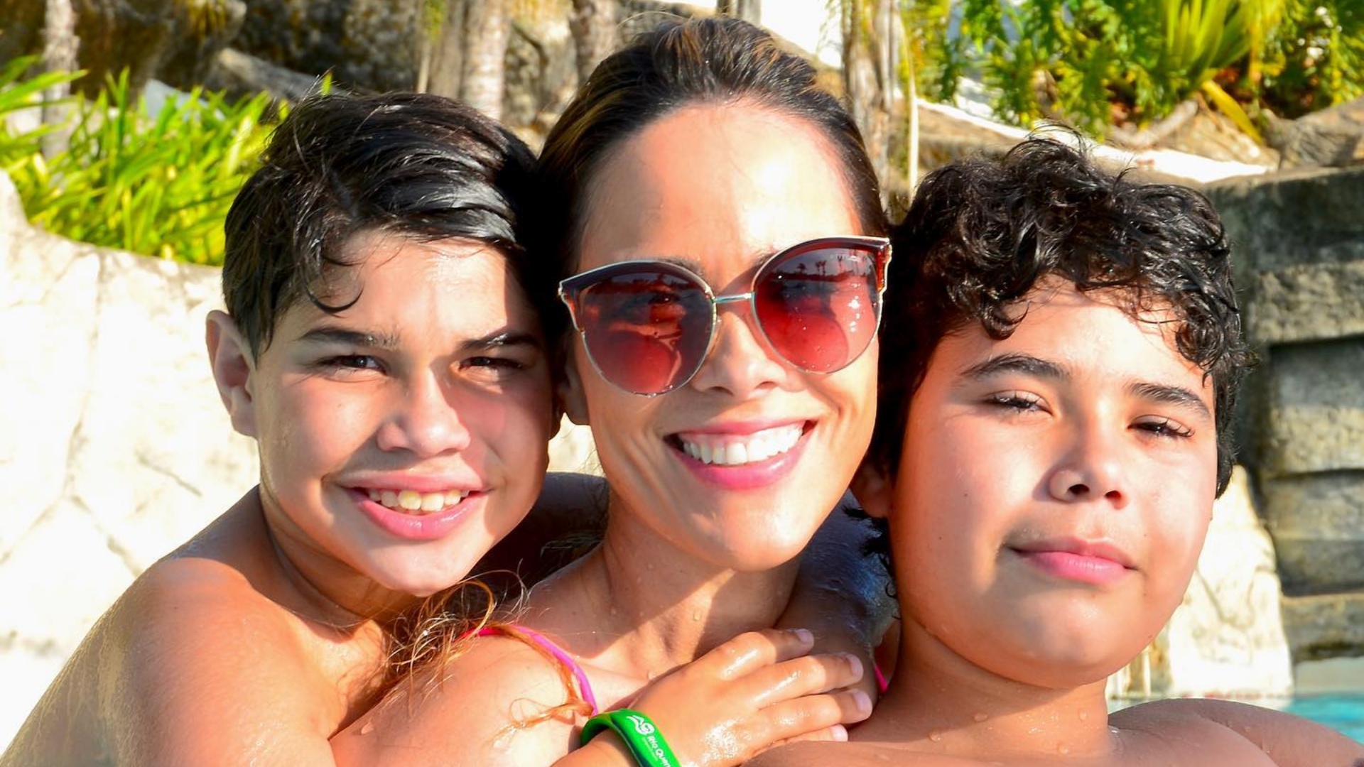 Wanessa Camargo curte dia na piscina ao lado dos filhos: “Amor maior que eu”