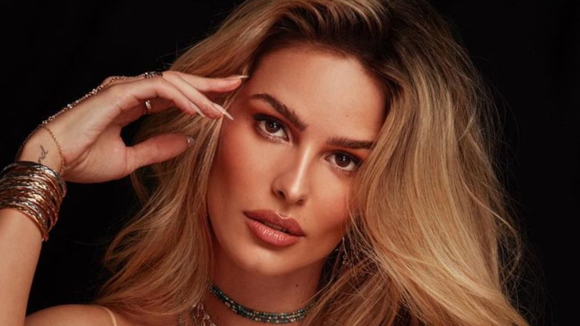 Fazendo carão, Yasmin Brunet esbanja beleza ao posar com look nude: ”Sereia perfeita”