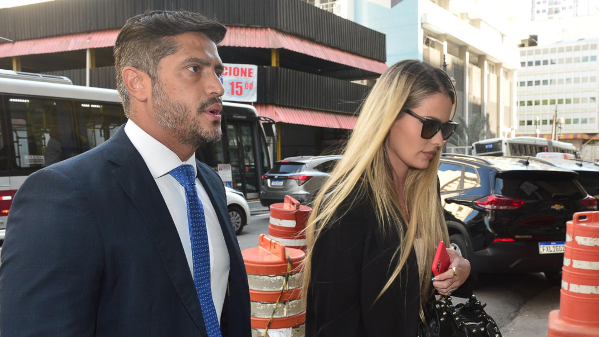 Yasmin Brunet vai até a Delegacia de Crimes Cibernéticos