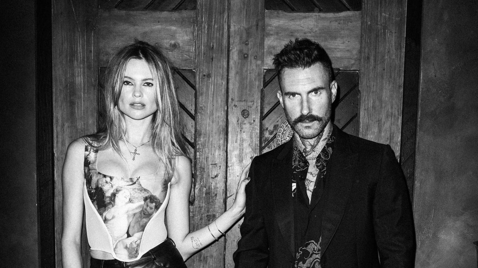 Adam Levine tenta salvar casamento após exposição de traições, diz site